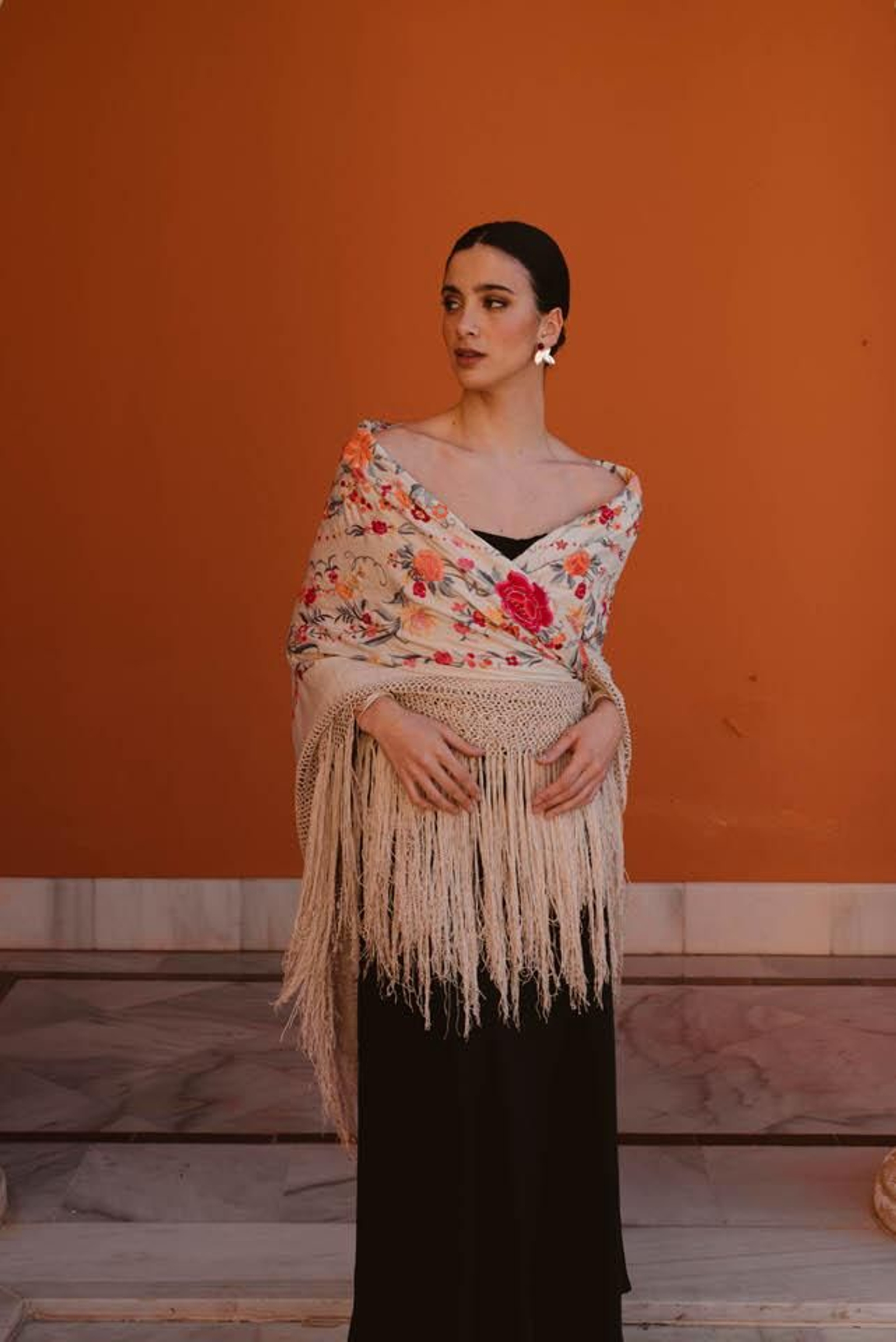 Un look de invitada con un un mantón de la firma Vestir Arte.