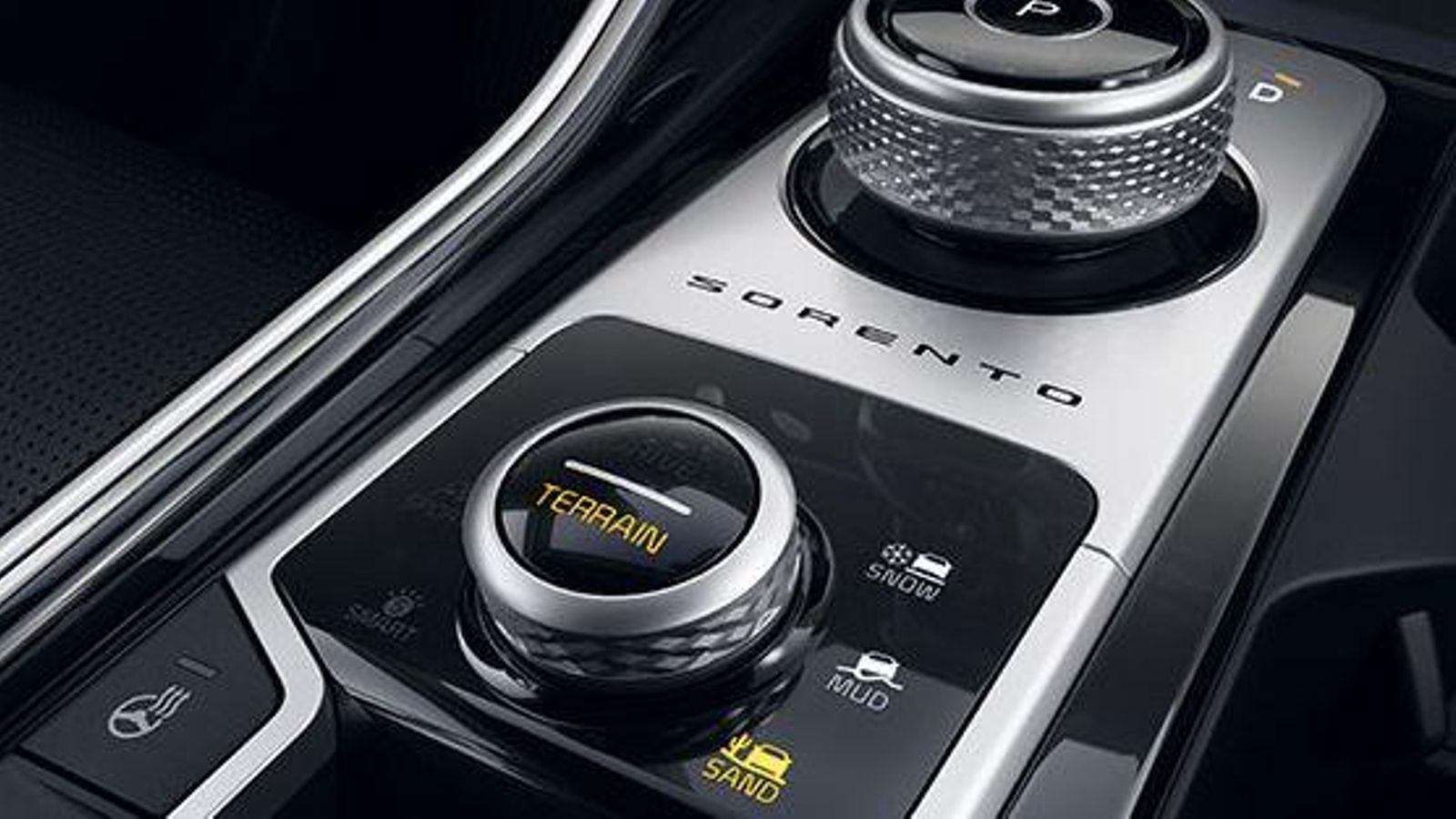 El Terrain Mode permite ajustar fácilmente los recursos del Sorento a las diferentes situaciones del firme. Además, ese mismo mando permite seleccionar los modos de conducción: Normal, Comfort, Sport y Smart. Su elección afecta a instrumentación, dirección y cambio, así como climatizador. El Terrain Mode permite ajustar fácilmente los recursos del Sorento a las diferentes situaciones del firme. Además, ese mismo mando permite seleccionar los modos de conducción: Normal, Comfort, Sport y Smart. Su elección afecta a instrumentación, dirección y cambio, así como climatizador.