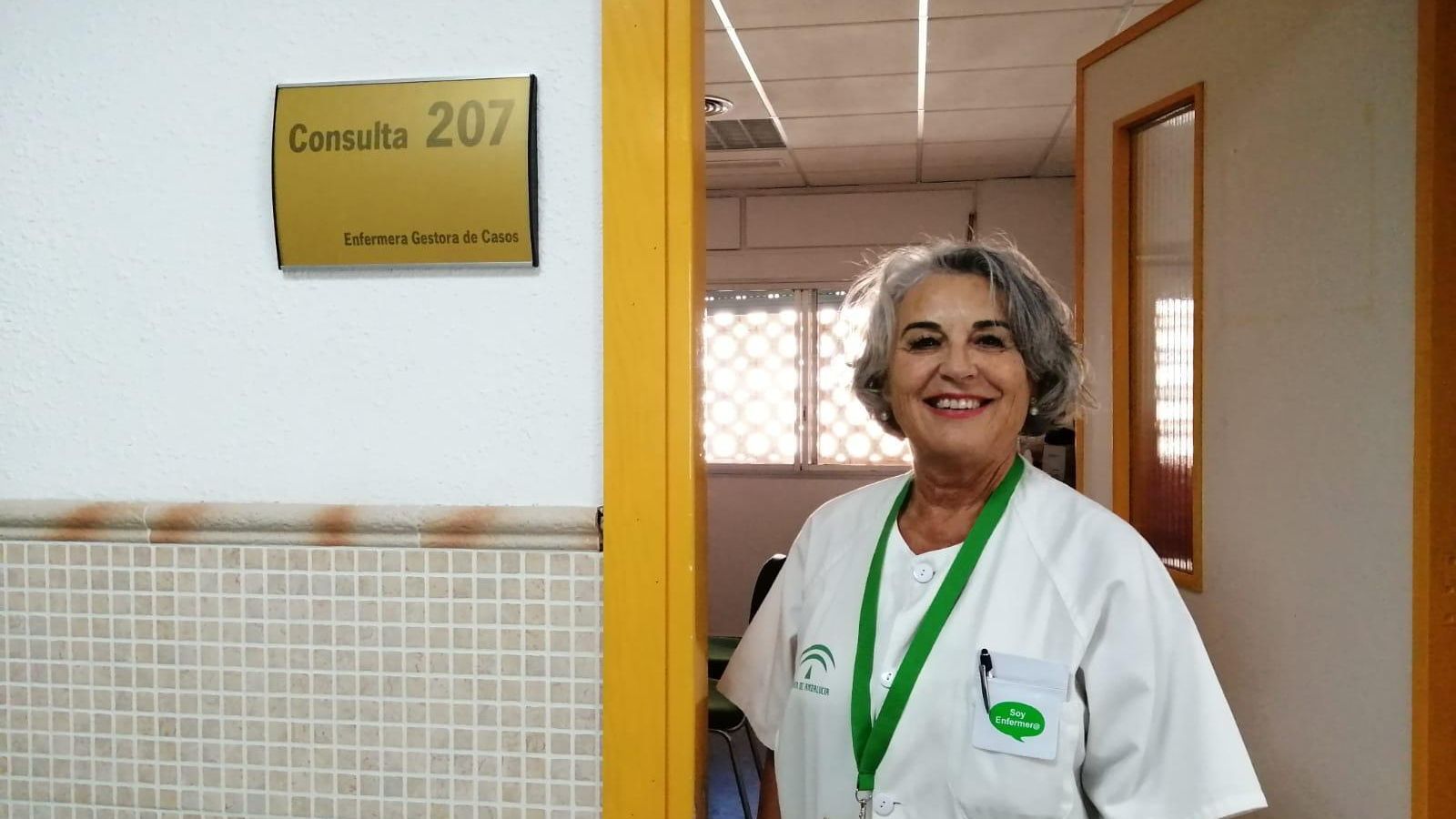 Charo Martín en la puerta de su consulta del centro de salud de Écija.