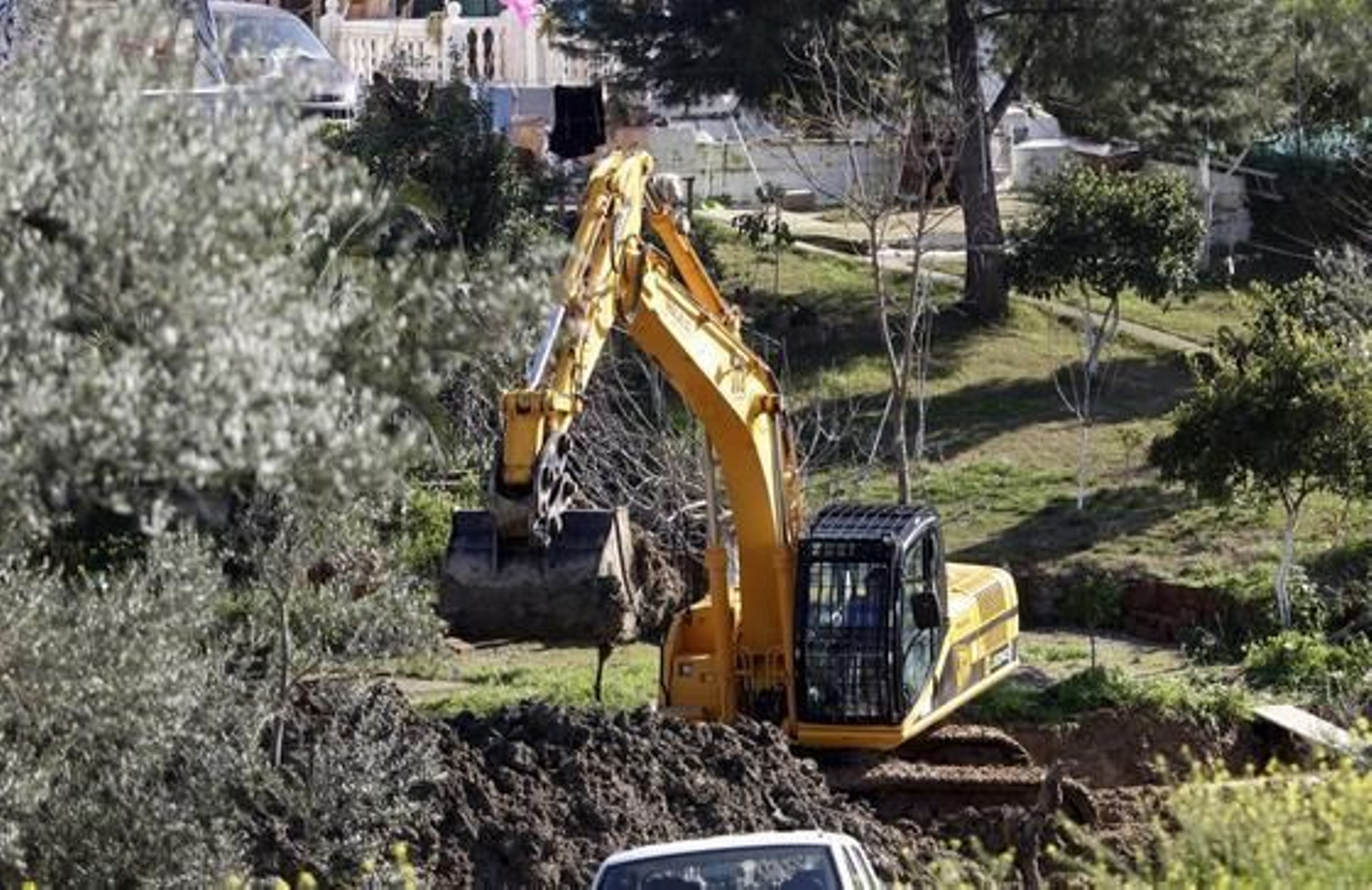 Dos excavadoras realizaron trabajos de búsqueda en Camas, donde han estado presentes el padre, el tío y el abuelo de Marta.

Foto: Antonio Pizarro