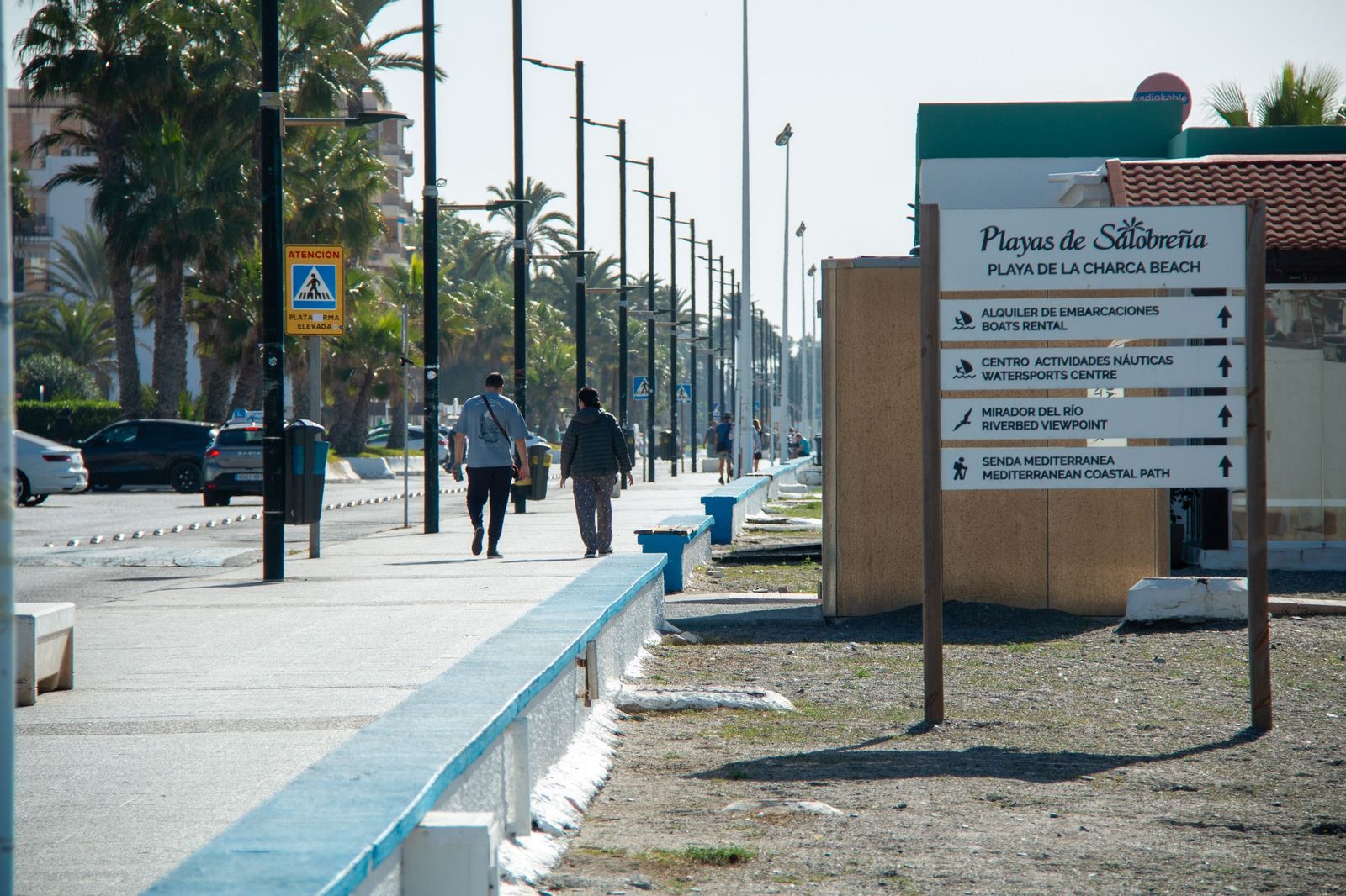 Varias personas en el paseo marítimo de Salobreña