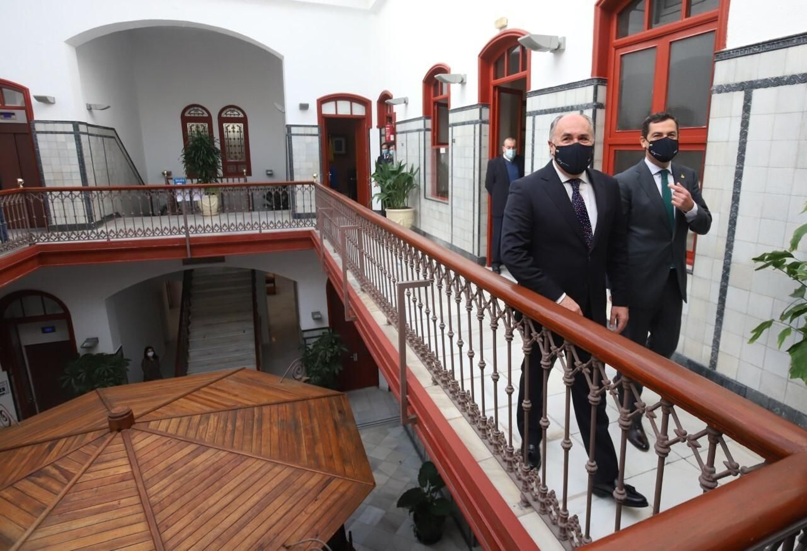 Juanma Moreno camina hacia el Salón de Plenos de Algeciras junto al alcalde, José Ignacio Landaluce.