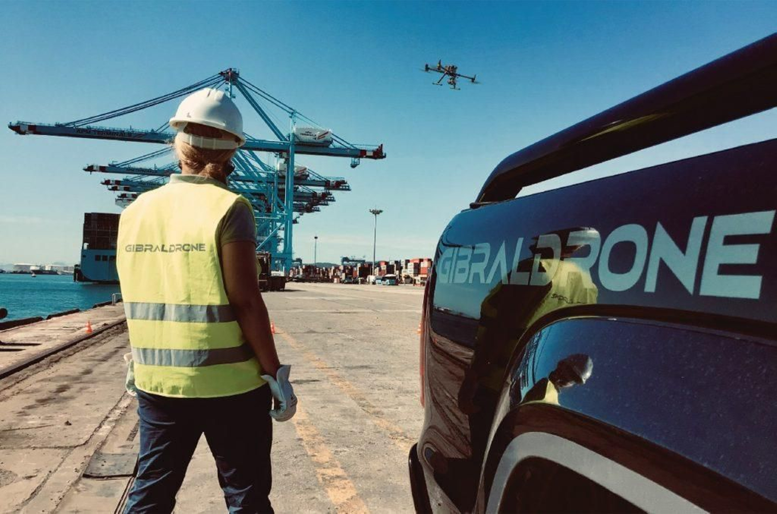 Un trabajador de Gibraldrone, durante una sesión de grabación
