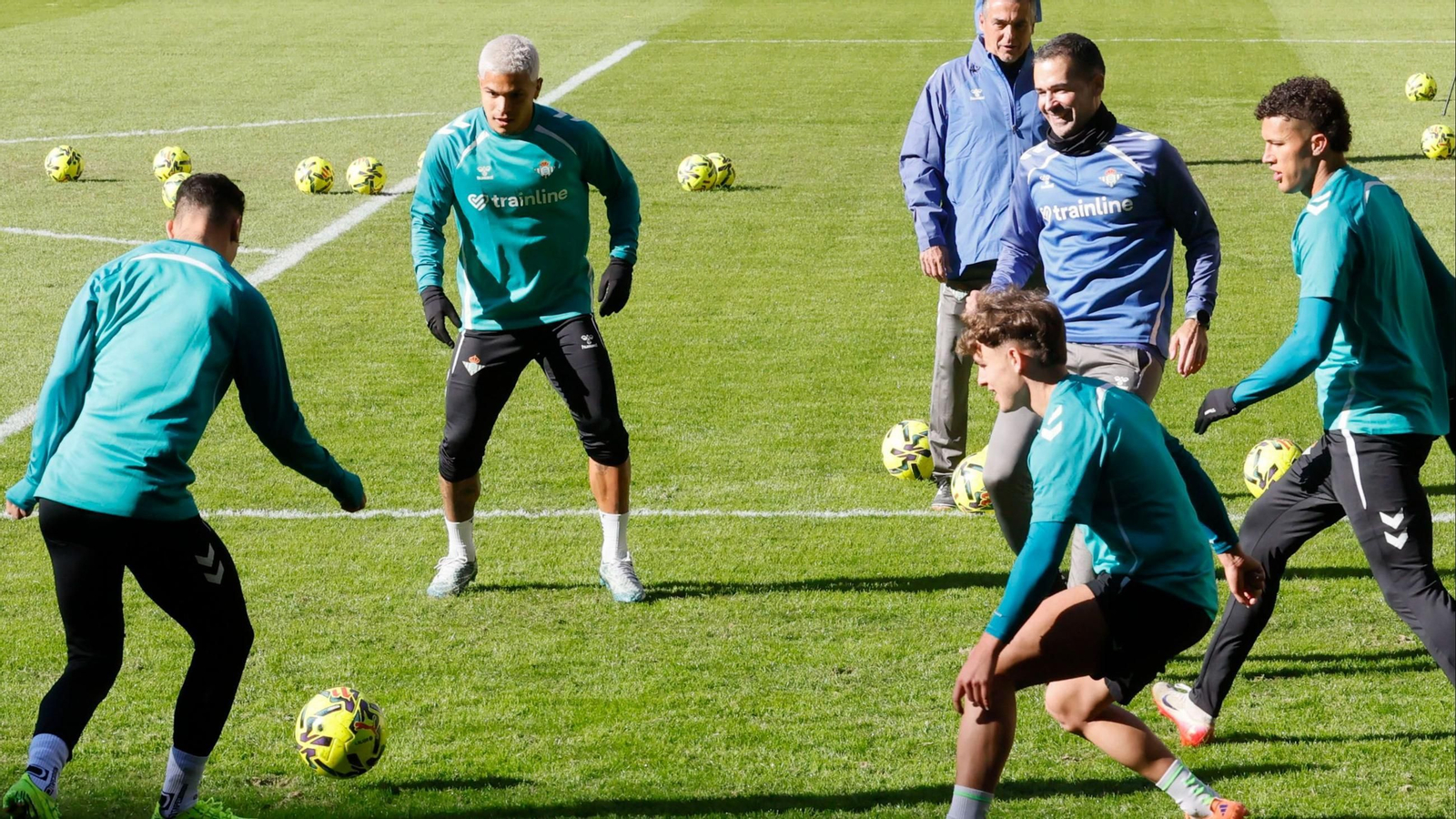Cucho Hernández, Deossa, Ángel Ortiz y Chimy hacen un rondo en un entrenamiento.