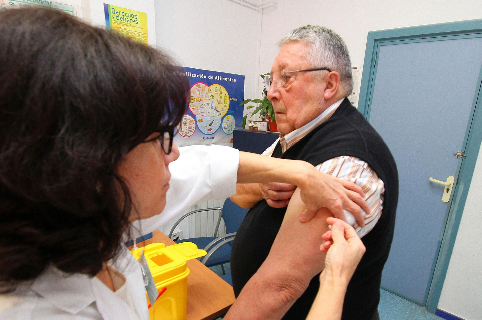 Un hombre mayor de 60 años se vacuna de la gripe
