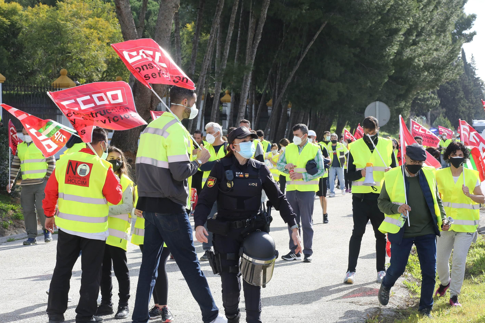 Marcha de los trabajadores contra el ERE de Holcim en Jerez