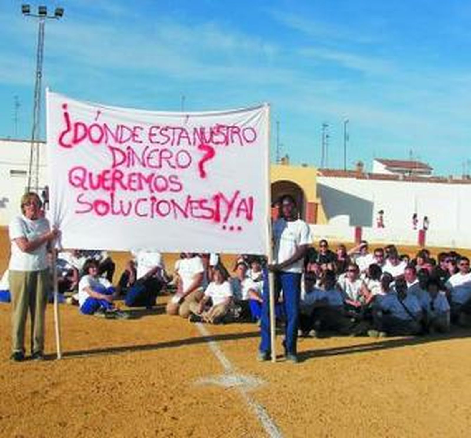 Los trabajadores se concentraron en el campo de fútbol.