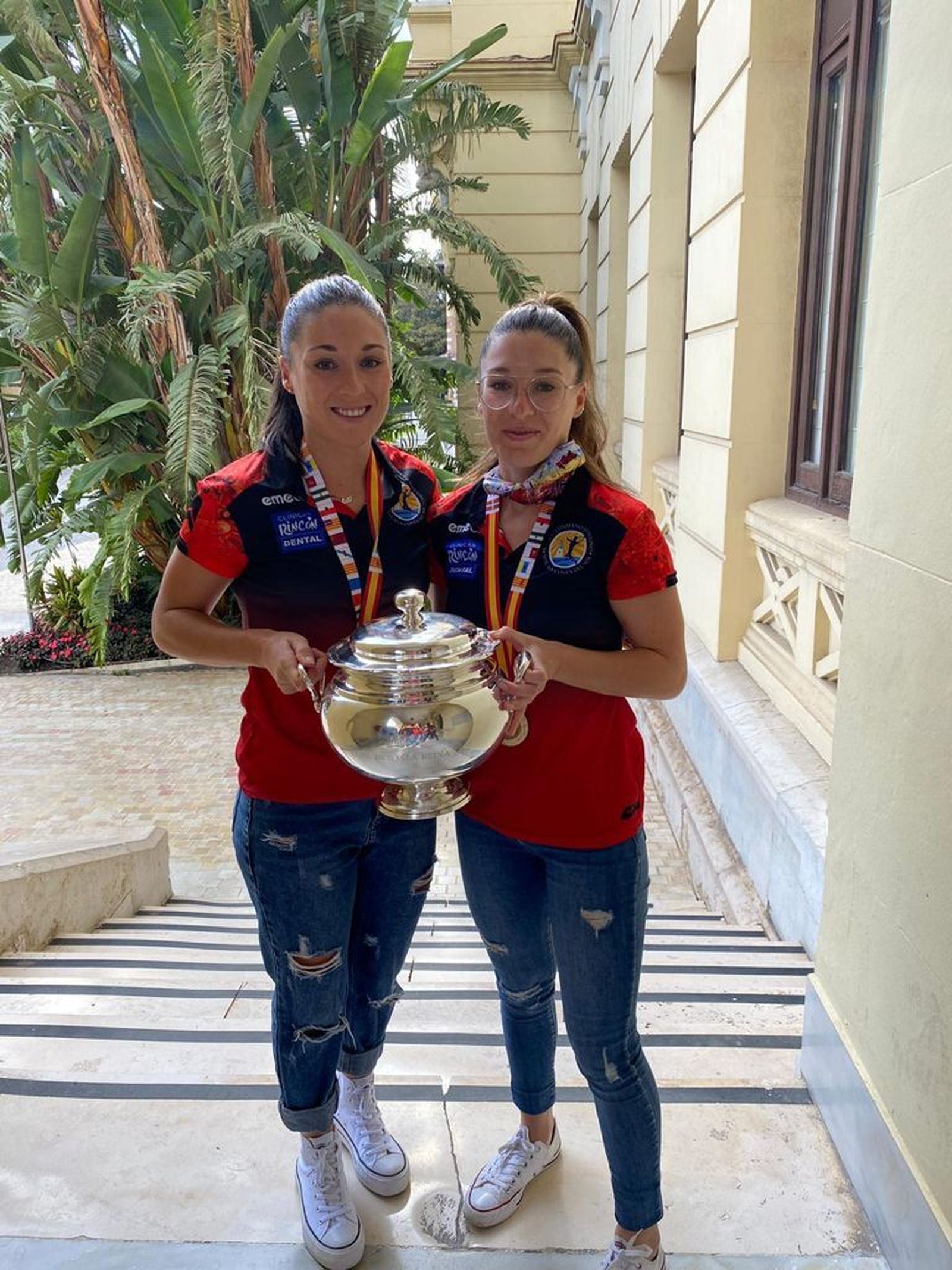 Espe y su gemela Sole López, con la Copa de la Reina.