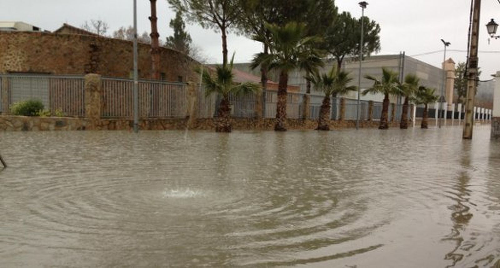 La calle próxima al río, completamente inundada. / Manuel Tenor