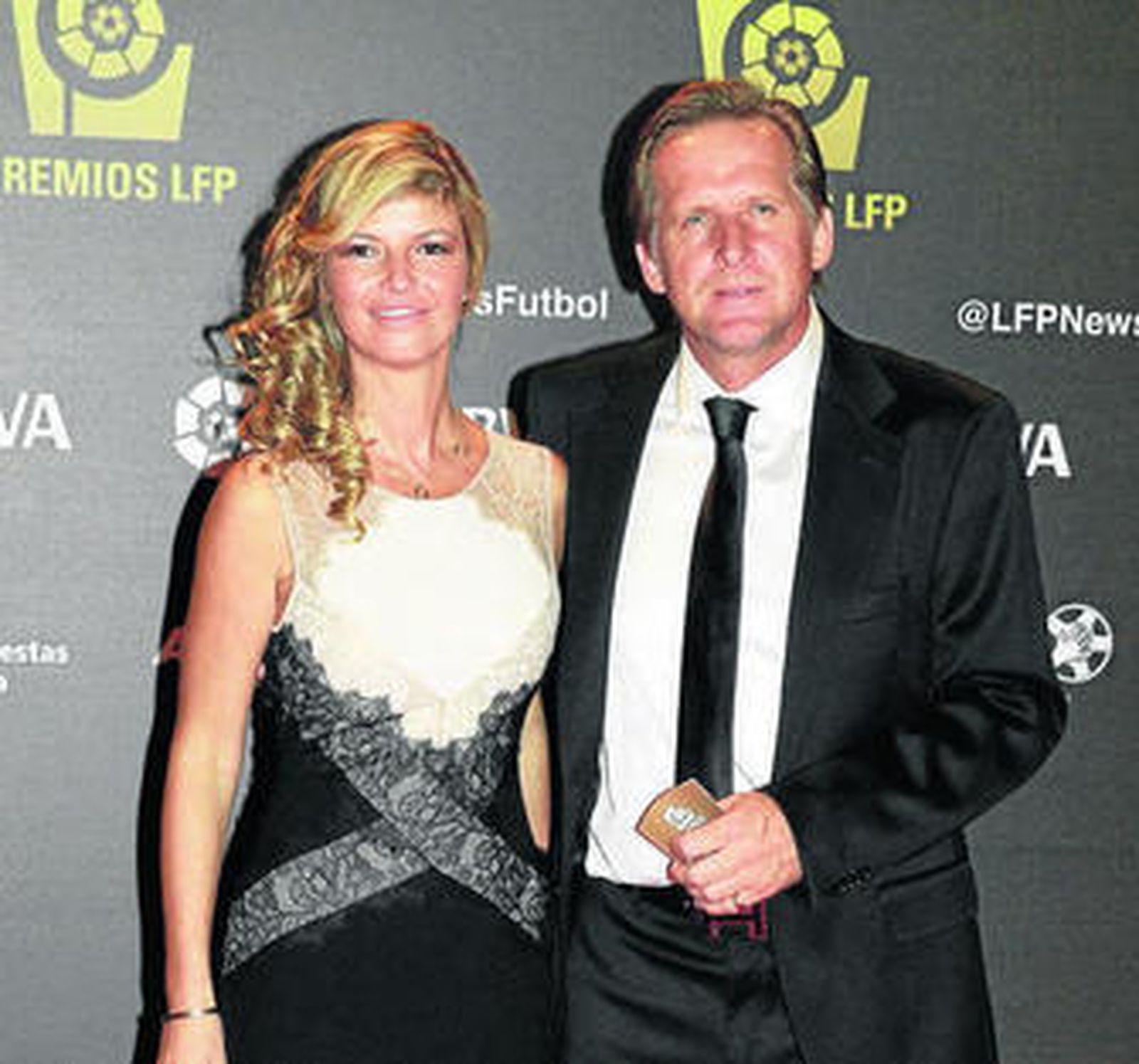 Bernd Schuster, con su pareja, ayer, en la gala de la LFP.