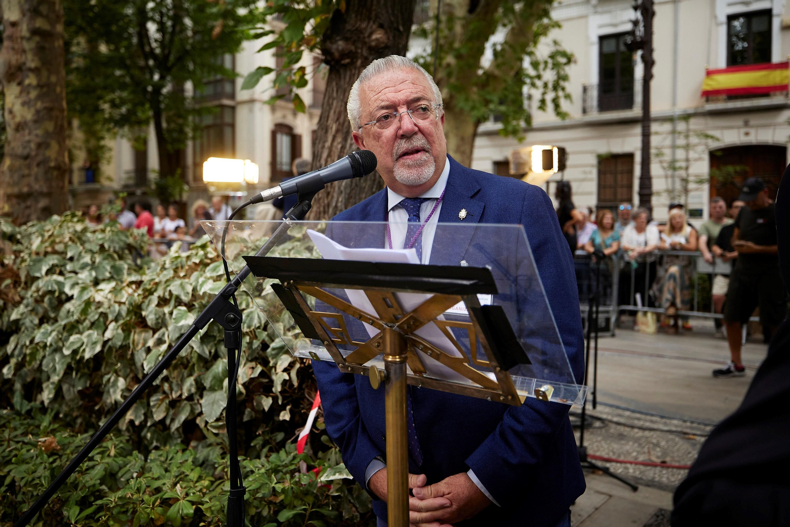 Granada se vuelca con la ofrenda floral en la Basílica de la Virgen de las Angustias