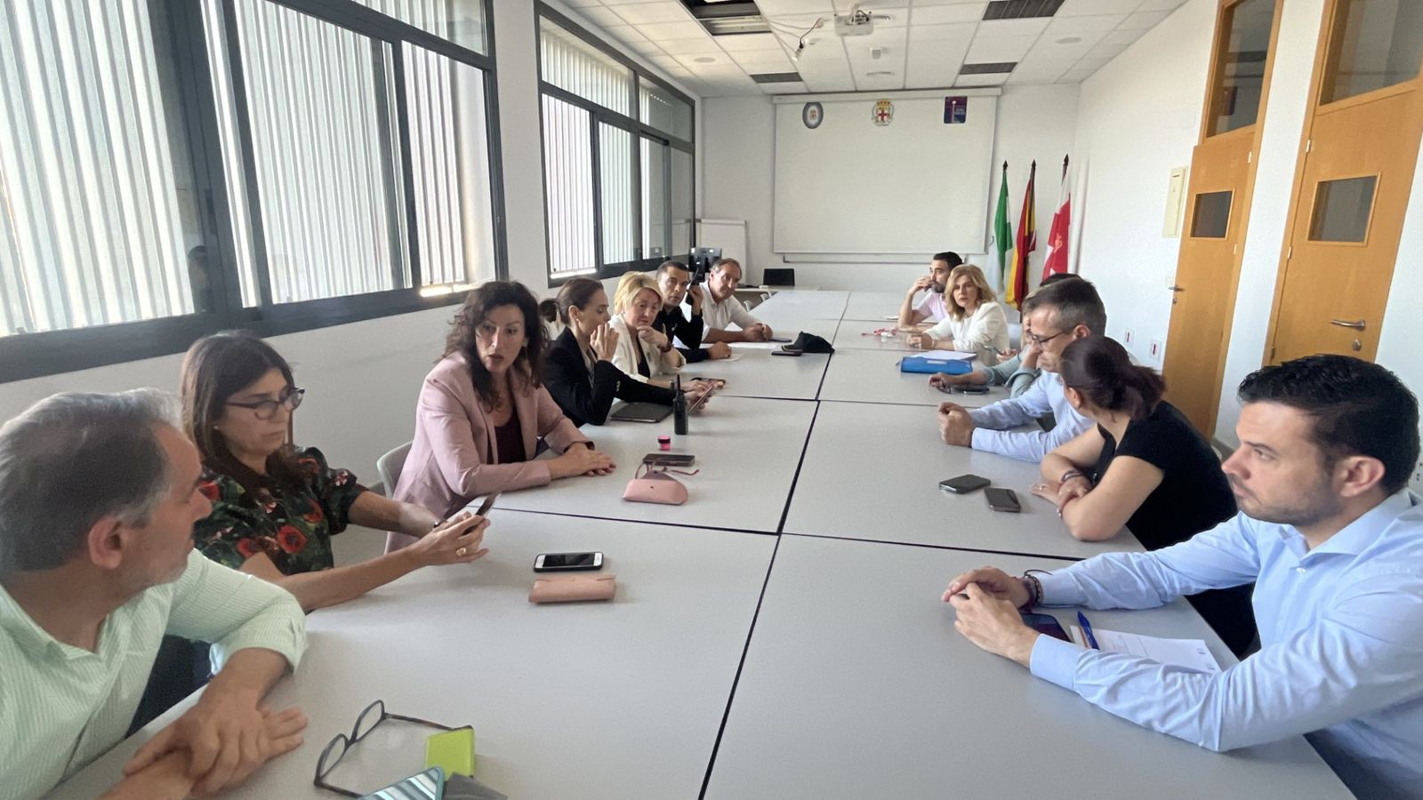 Reunión de coordinación en el puesto de mando que la alcaldesa estableció en la Jefatura de la Policía Local