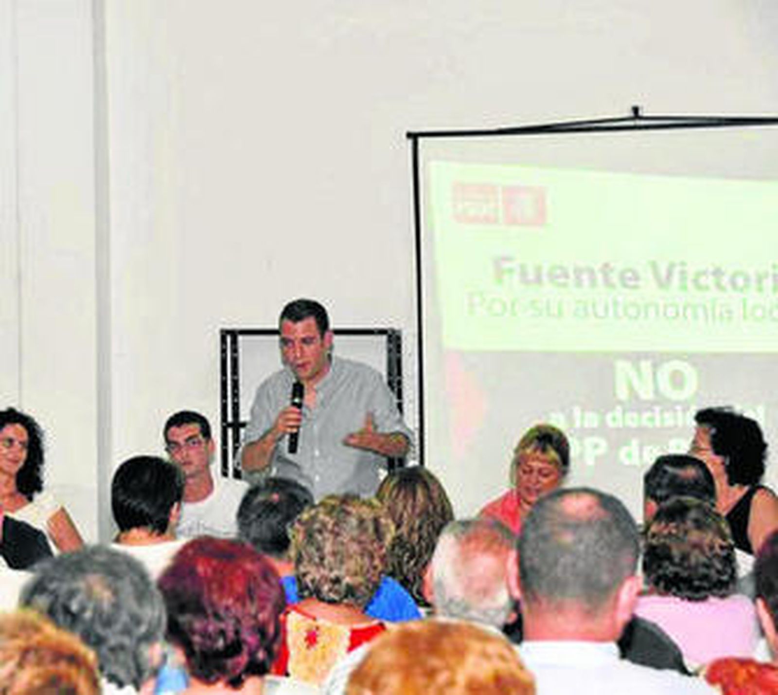 Al encuentro informativo acudieron un gran número de vecinos.