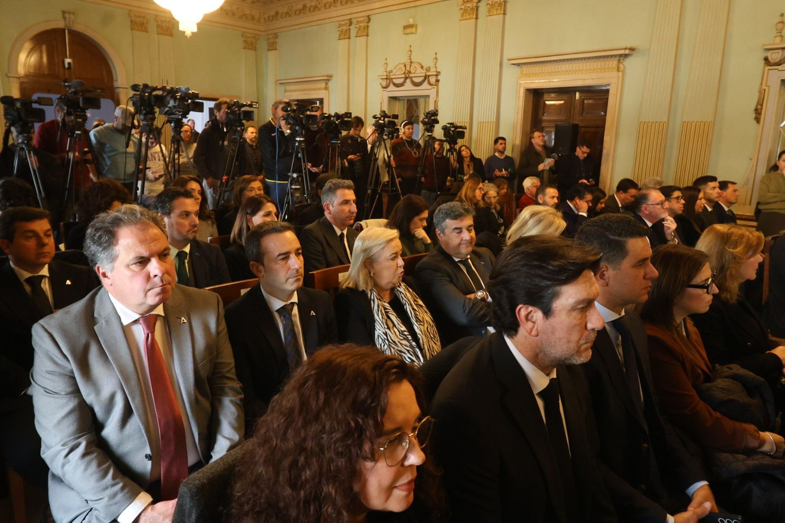 Fotografías del acto de declaración institucional en apoyo a las víctimas del accidente ferroviario de Adamuz y sus familias