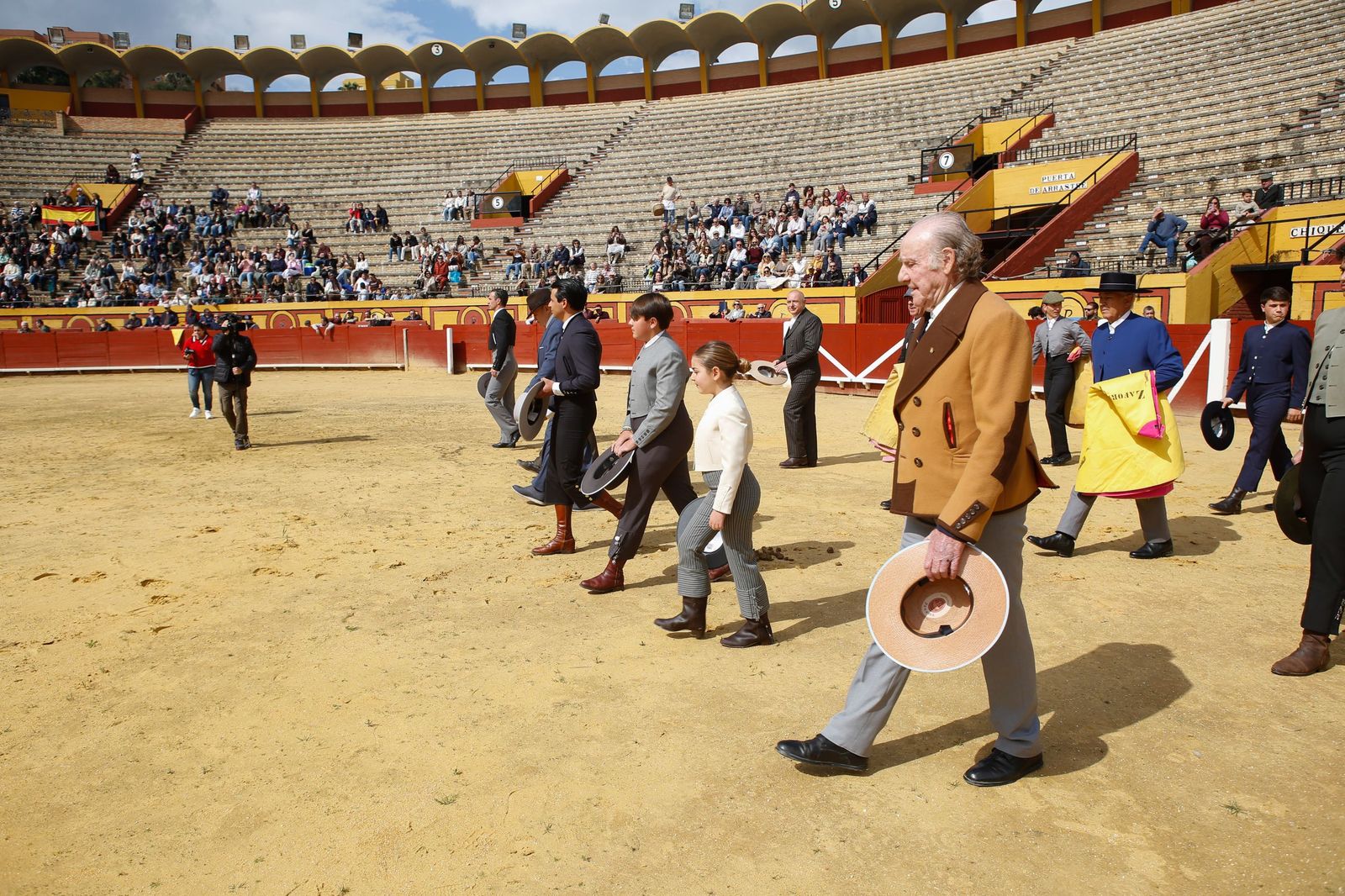 La clase magistral solidaria de Miguelete en la plaza de toros de Las Palomas de Algeciras, en imágenes