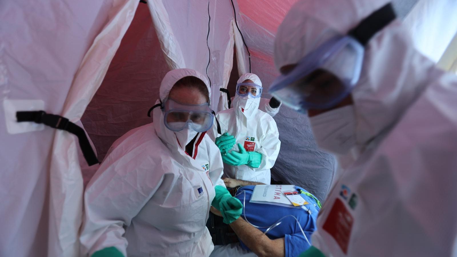 Trabajadores del servicio médico durante el simulacro. Trabajadores del servicio médico durante el simulacro.