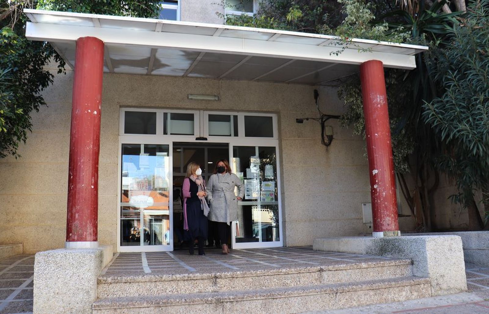 Isabel Paredes y Elena Amaya en la visita al Centro de Salud Ribera del Muelle
