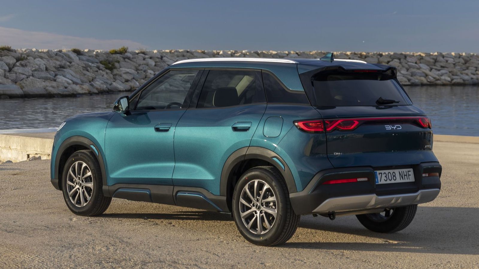 El Atto 2 DM-i se puede elegir con dos niveles de potencia de su sistema de propulsión híbrido enchufable y, con cada uno de ellos, una capacidad de batería y un nivel de equipamiento distinto.