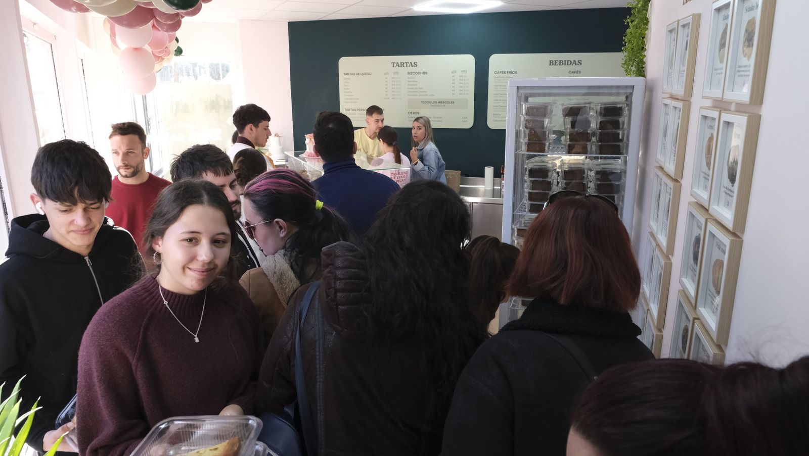 Colas interminables y tartas a un euro: la mejor 'cheesecake' de Almería conquista el centro de la ciudad