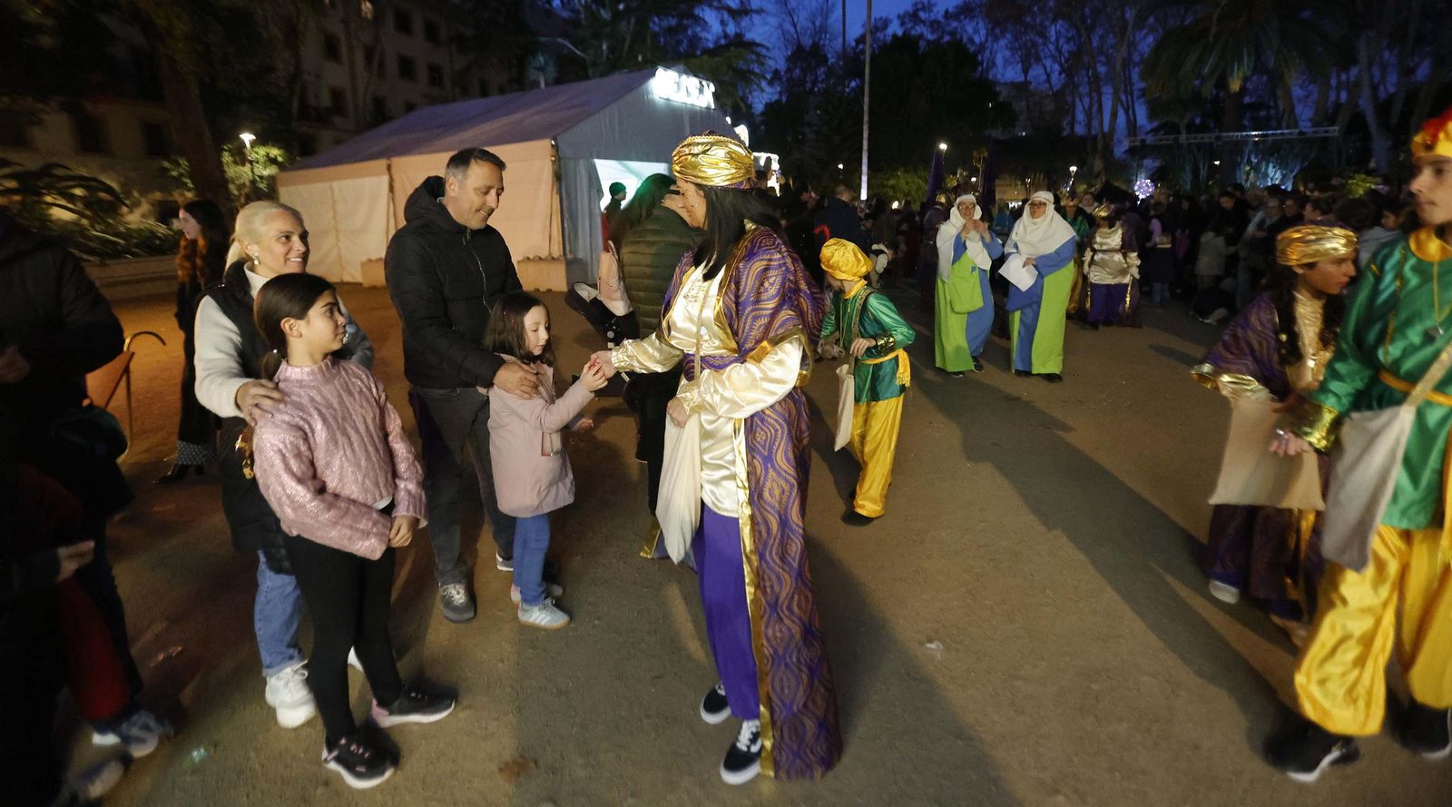 Fotos del heraldo de los Reyes Magos y su corte de beduinos en Algeciras