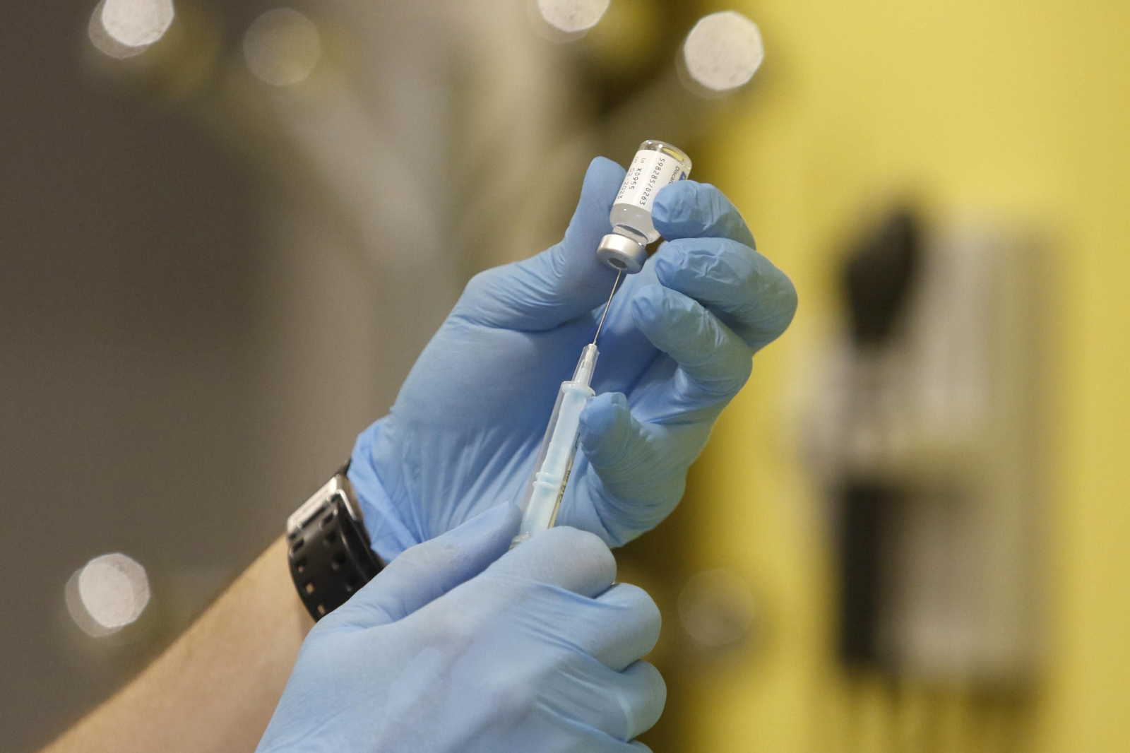 Un enfermero prepara una inyección con la vacuna de Janssen.