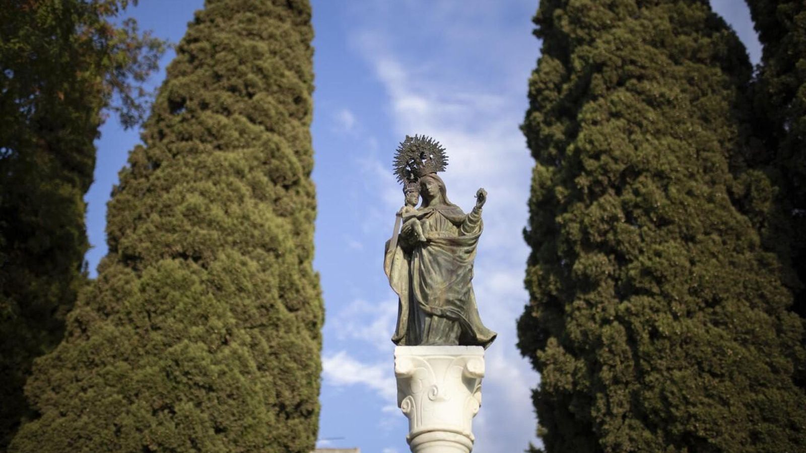 La Virgen Chiquita de la Cinta del monumento.