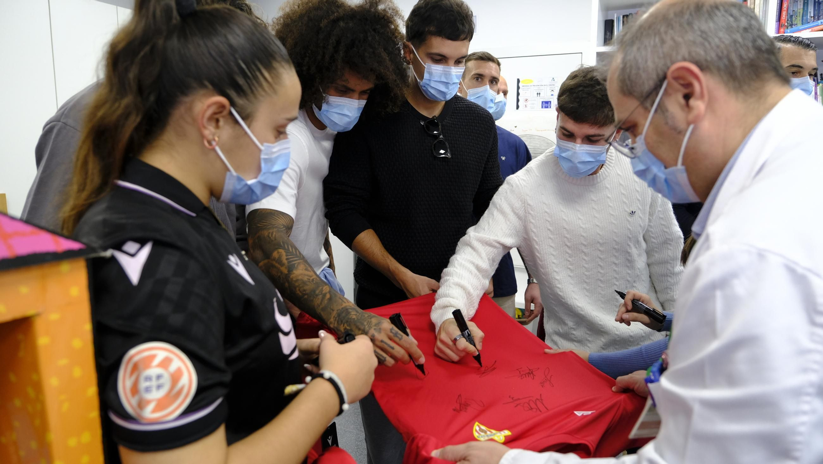 Las imágenes de la visita de los jugadores del Almería a los niños de Torrecárdenas