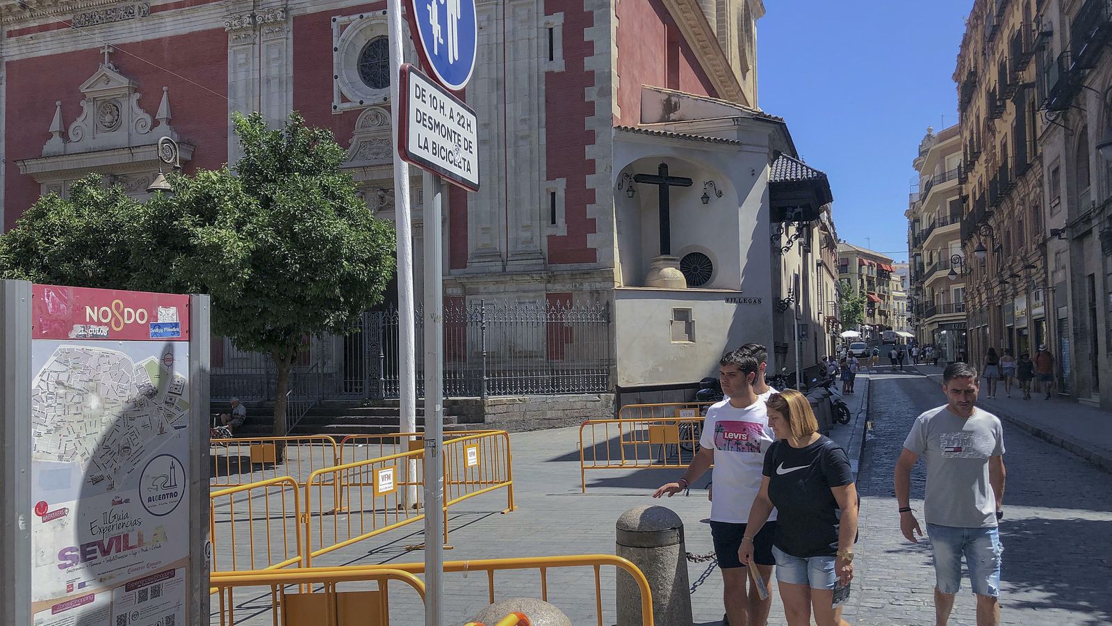 Las vallas cortan el acceso a varios puntos de la plaza del Salvador.