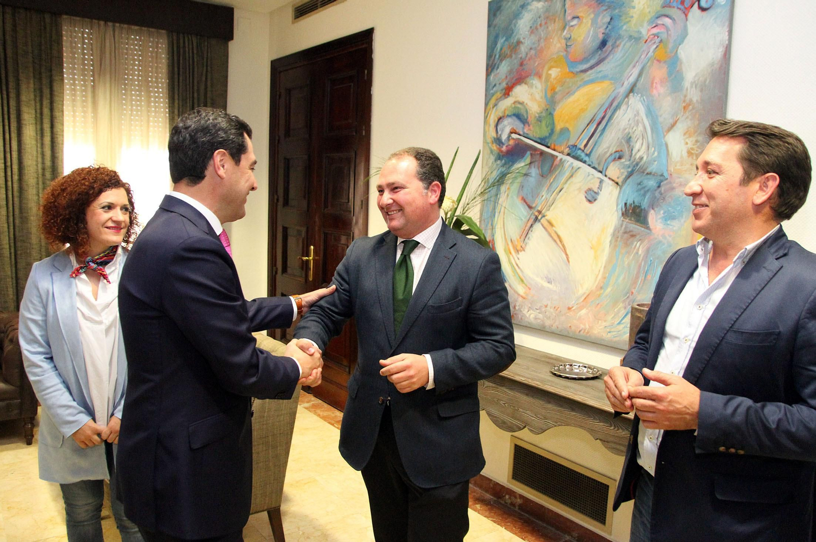 Juanma Moreno se reúne con Ignacio Caraballo en la Diputación, en imágenes