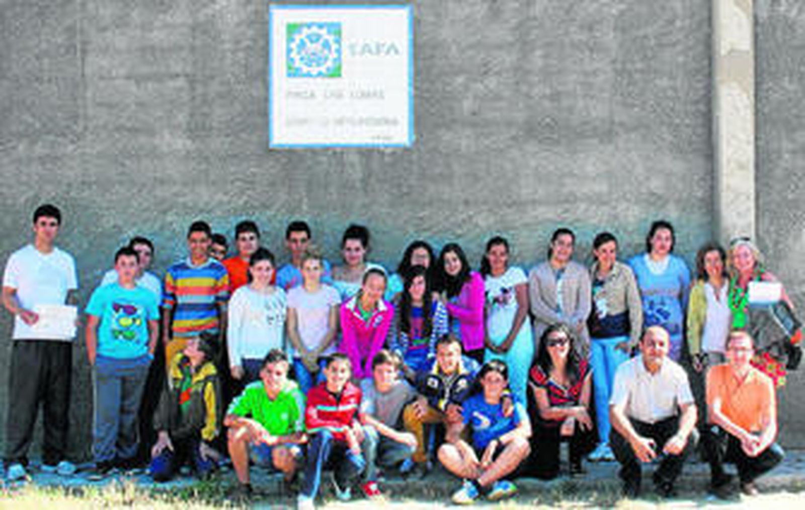Los alumnos de Segundo A del colegio Sagrada Familia (SAFA) Las Lomas muestran los diplomas obtenidos.