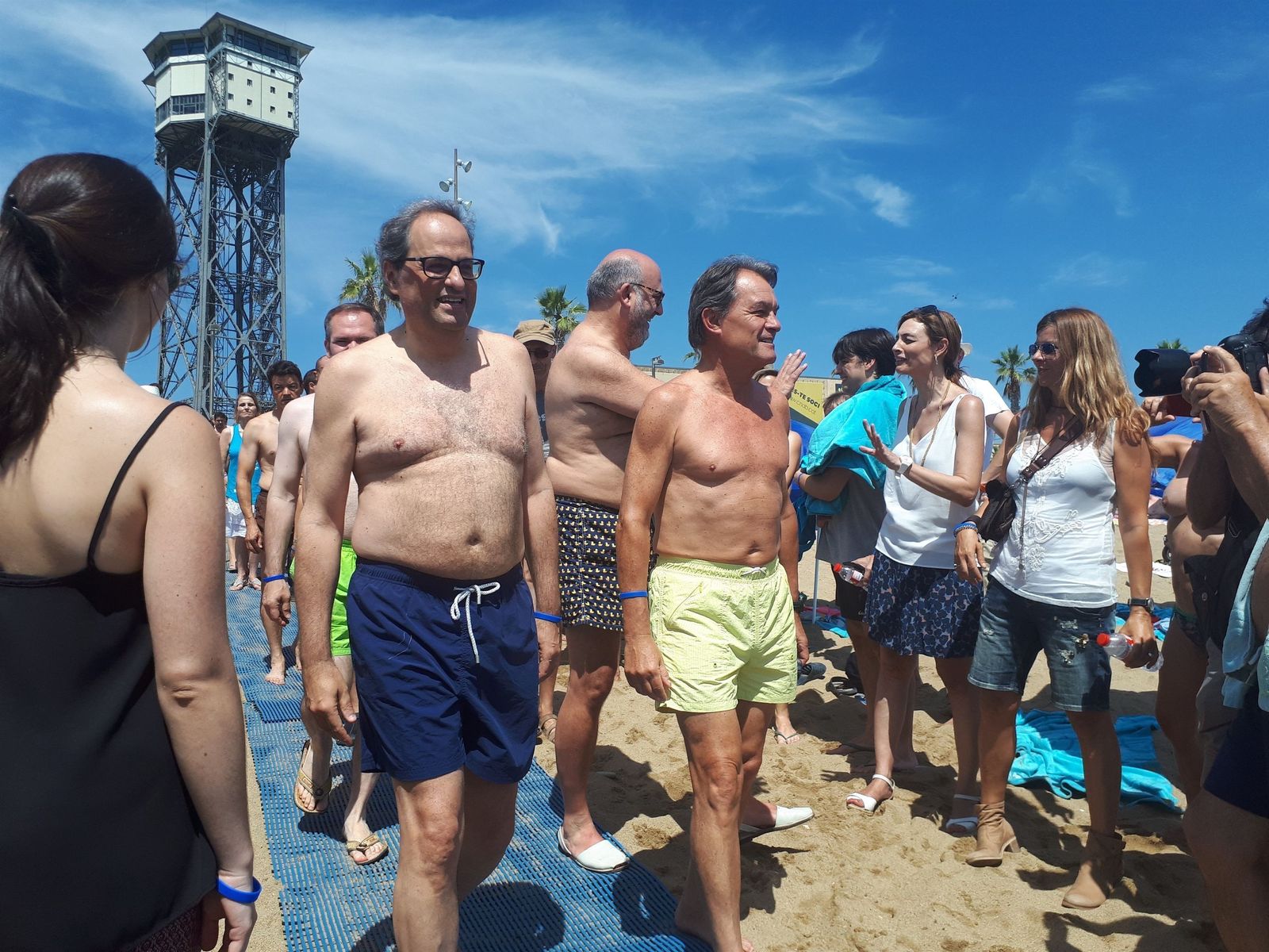 Quim Torra y Artur Mas se zambulleron ayer en Barcelona en un acto de concienciación de esclerosis múltiple.