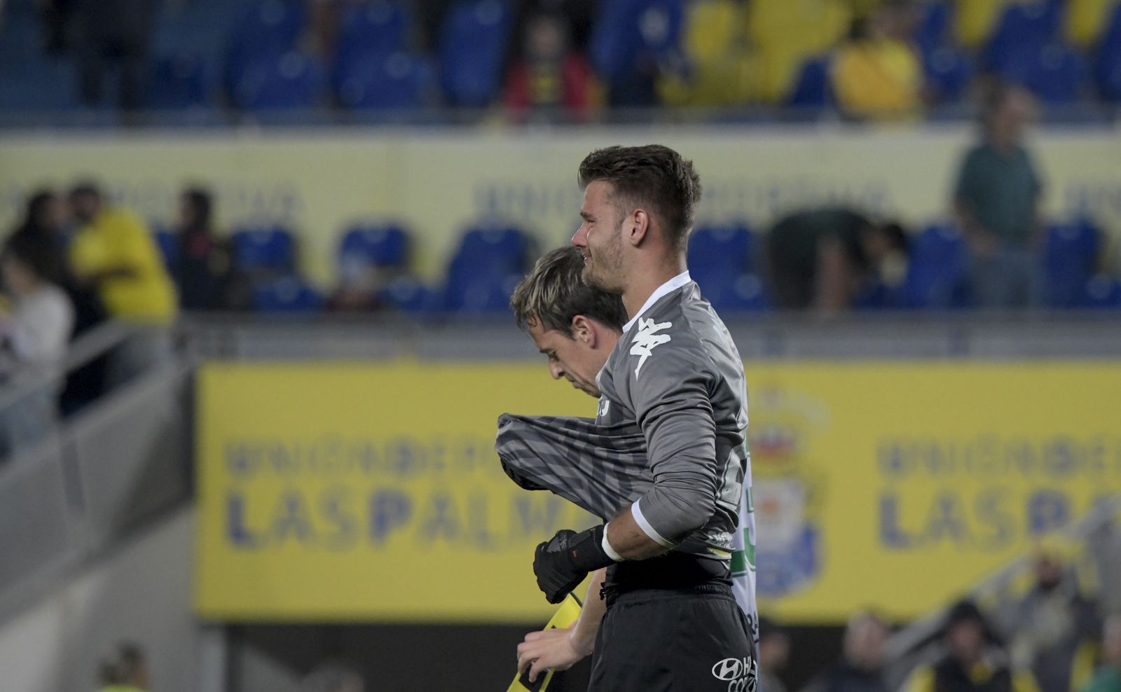 Marcos Lavín se marcha desconsolado del césped del Estadio de Gran Canaria.