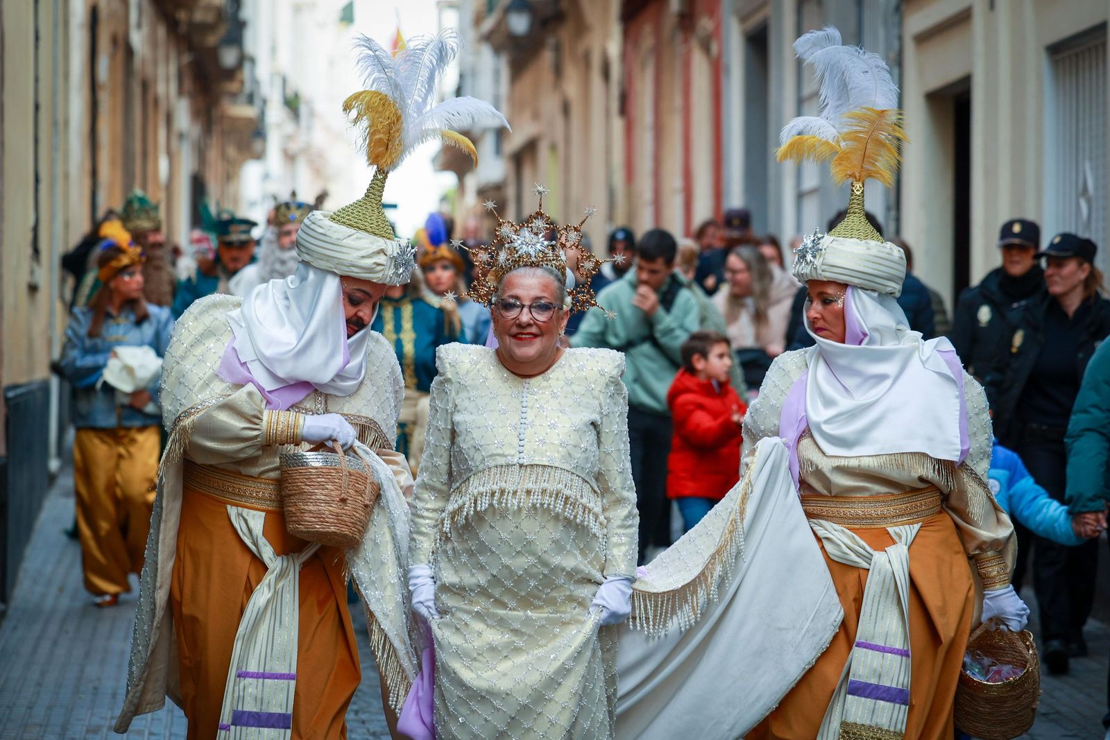 Imágenes de los Reyes Magos en Cádiz: muchas visitas oficiales en la mañana y todo listo para la Cabalgata por la tarde