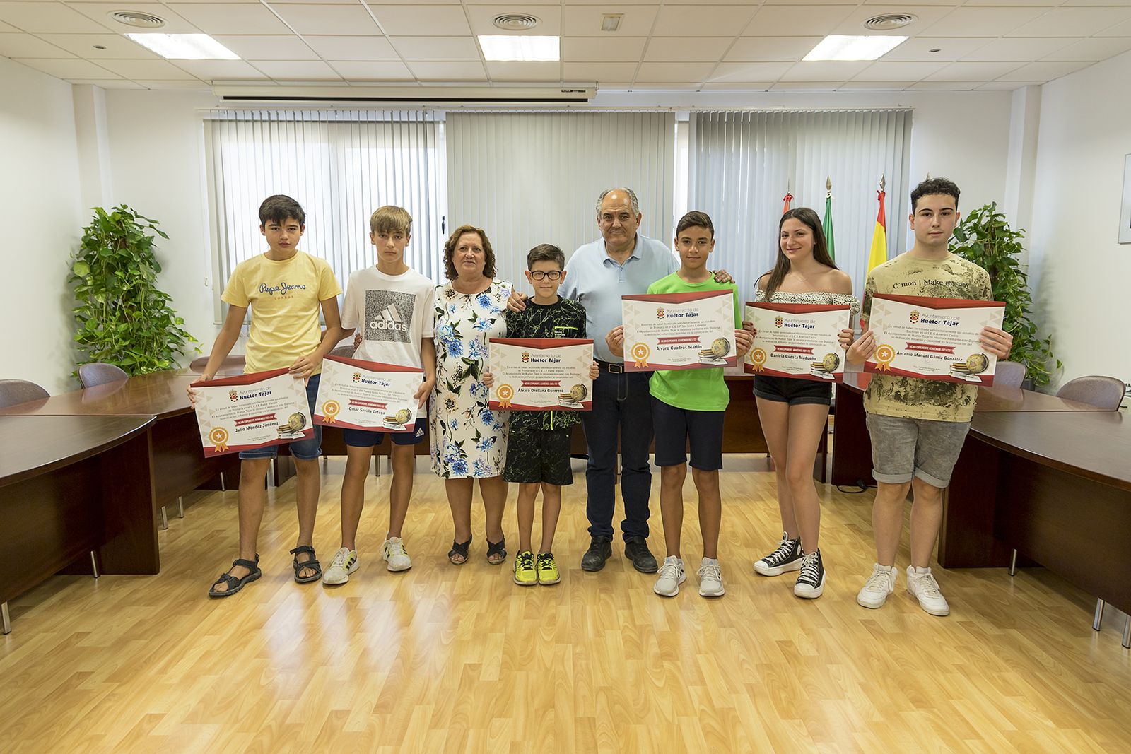 Imagen de la entrega de diplomas a los alumnos con mejor expediente académico de Húetor Tájar