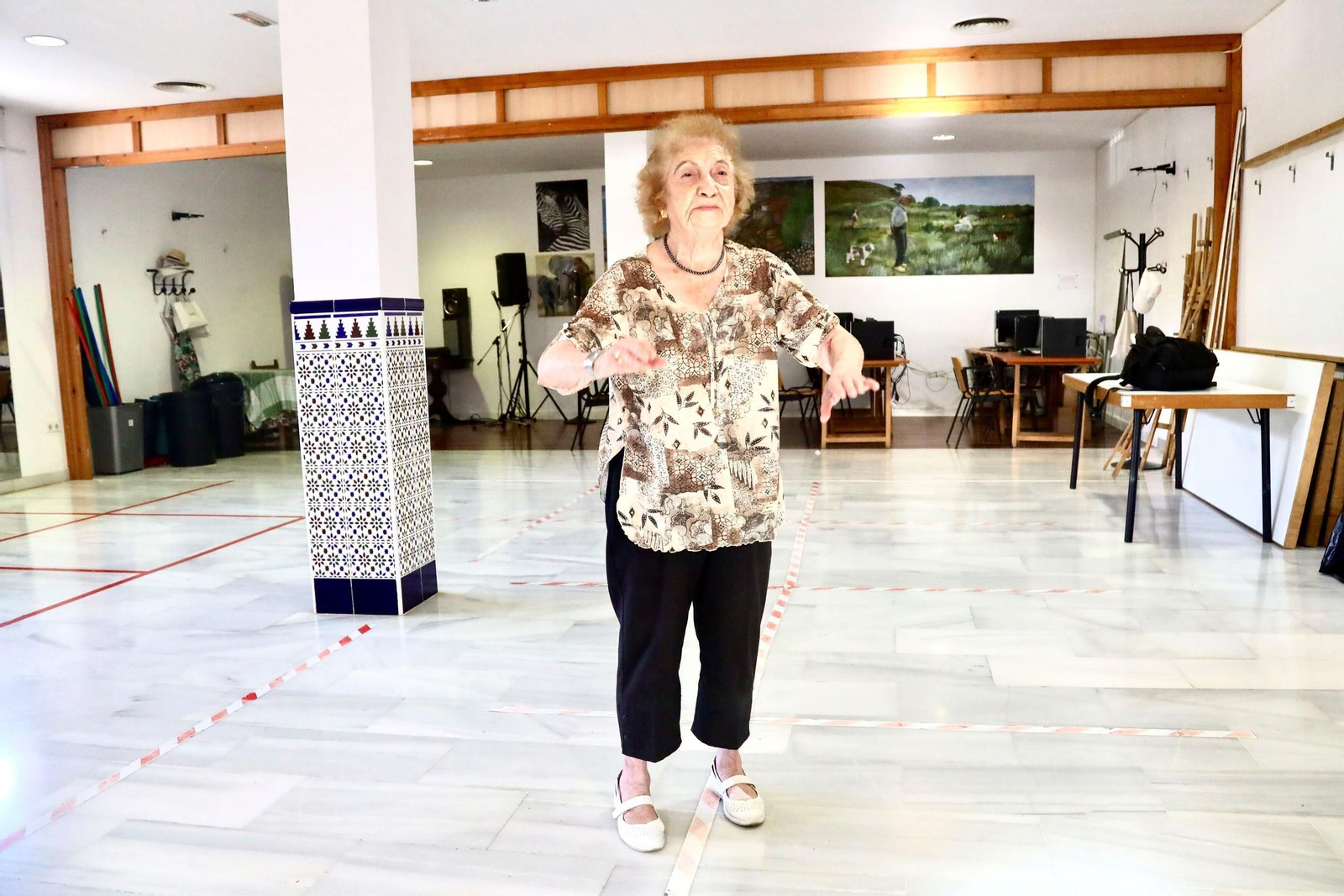 Las fotos de Sara Bullón, vecina de La Luz de 102 años que hace taichí y pinta