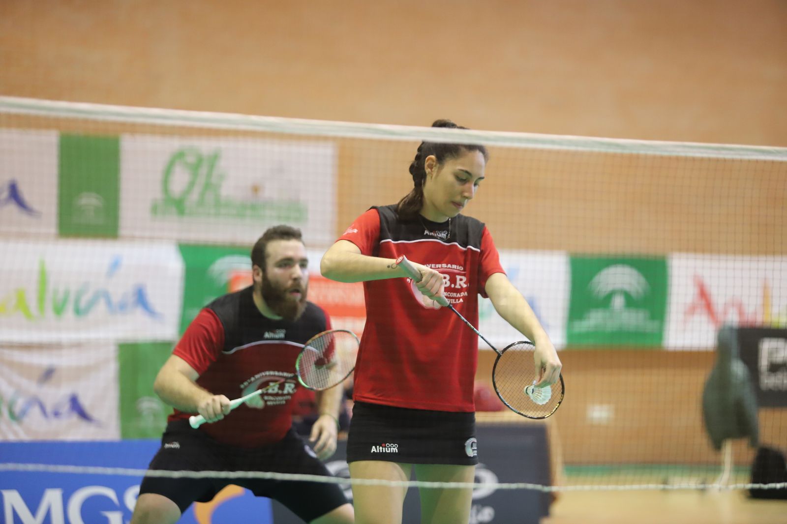 Marta Molina se dispone a sacar en un dobles mixto con Jaume Pérez.