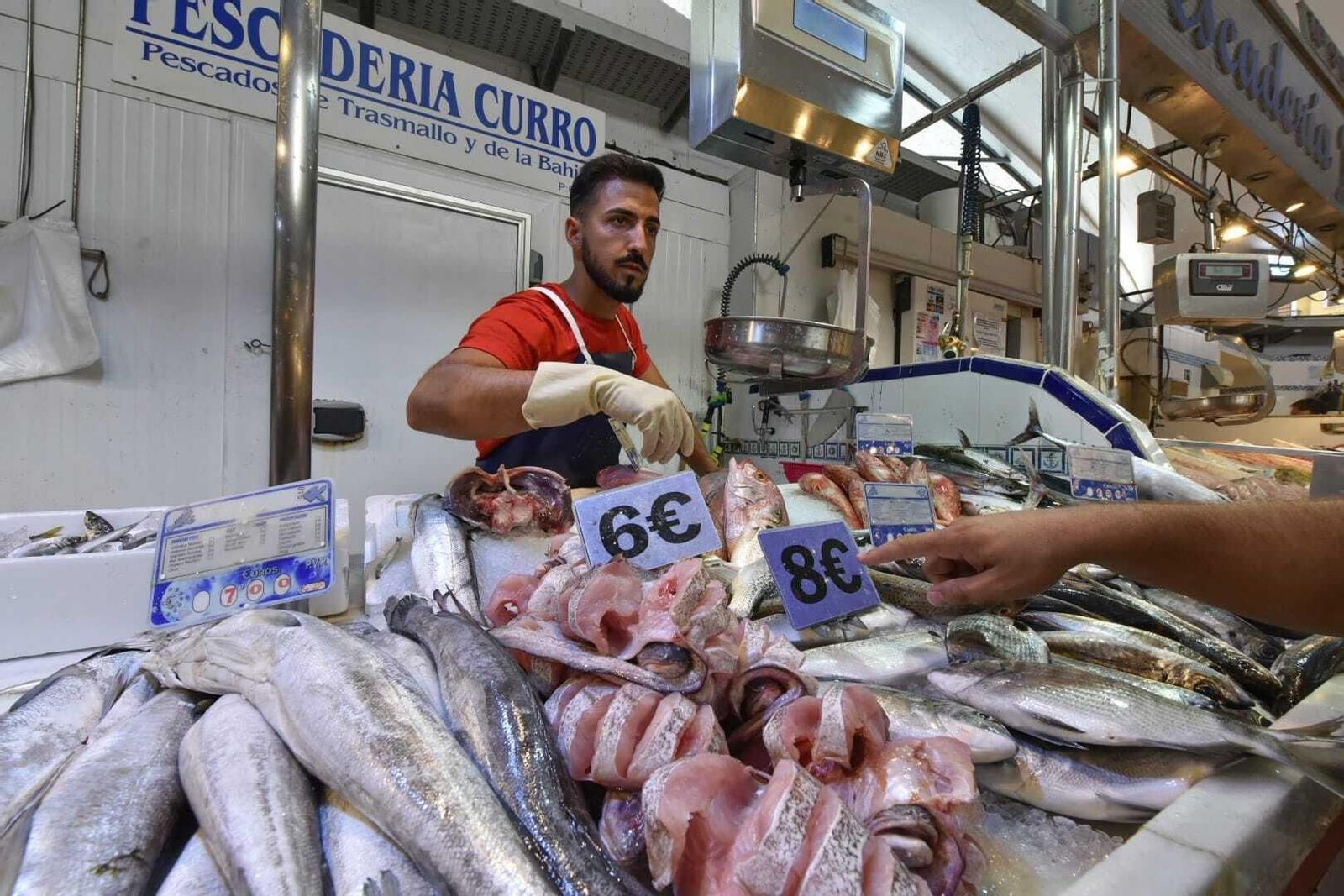 Un puesto de pescado fresco en el interior mercado Ingeniero Torroja.