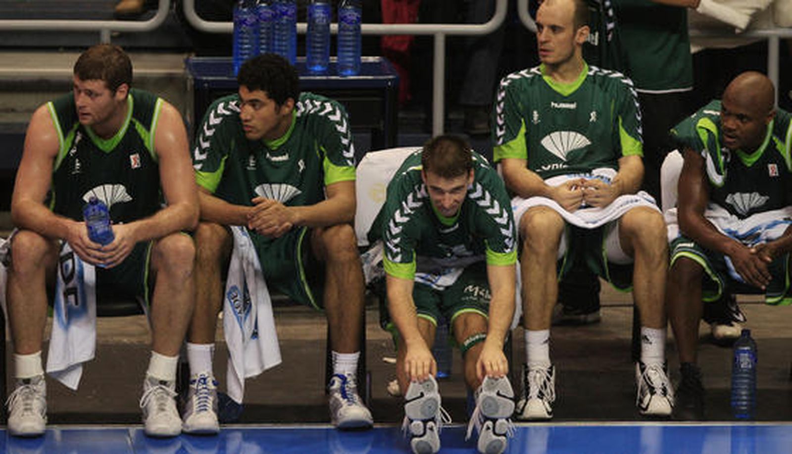 El Unicaja pierde contra el Power Electronics (64-70) y se aleja de la Copa del Rey

Los de Aíto lo intentaron hasta el final, pero la precipitación y el mal día en los tiros decantaron el encuentro para los valencianos.

Foto: Sergio Camacho / Agencias