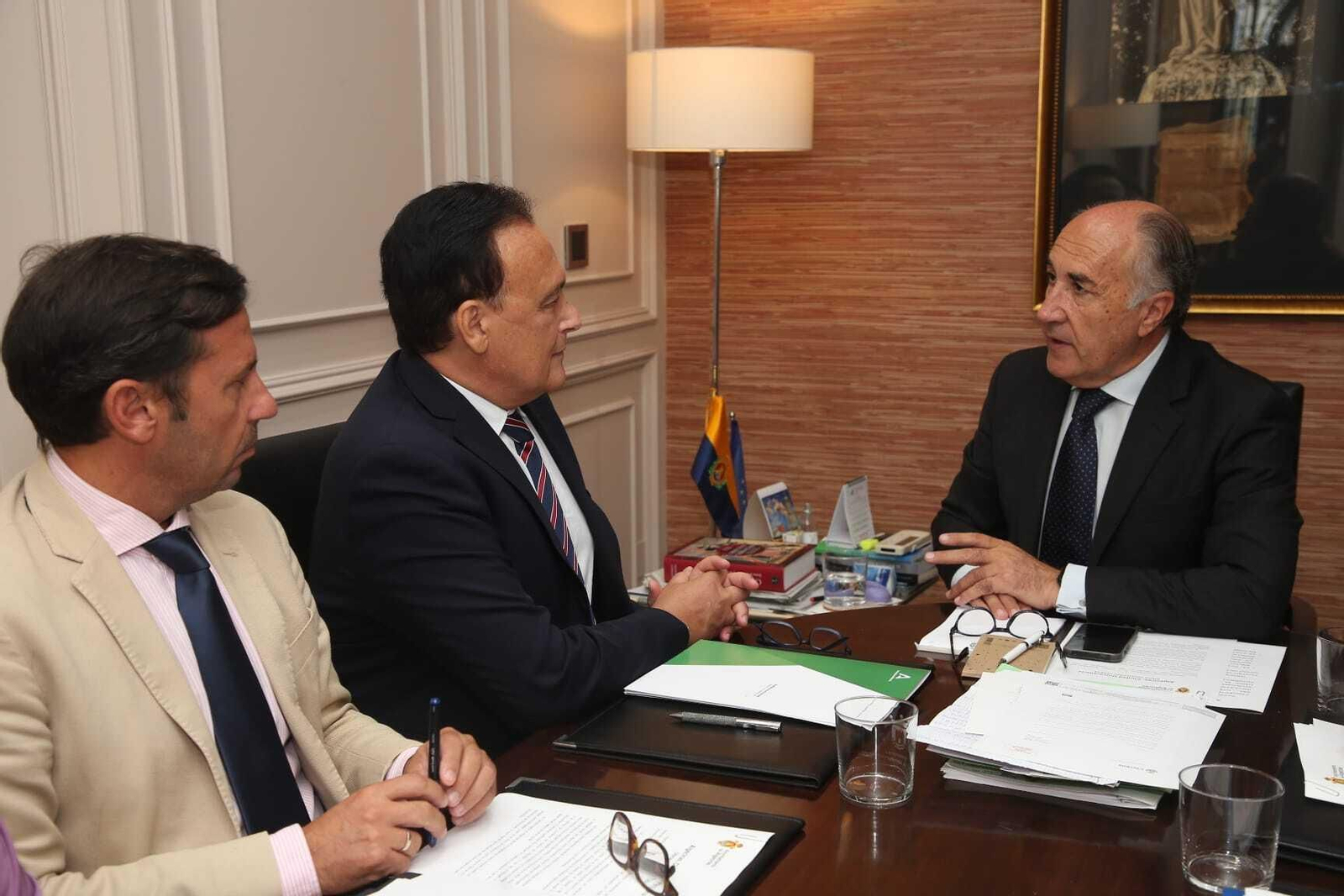 Villamandos y Landaluce, ante la mirada de Rodríguez Ros, durante la reunión