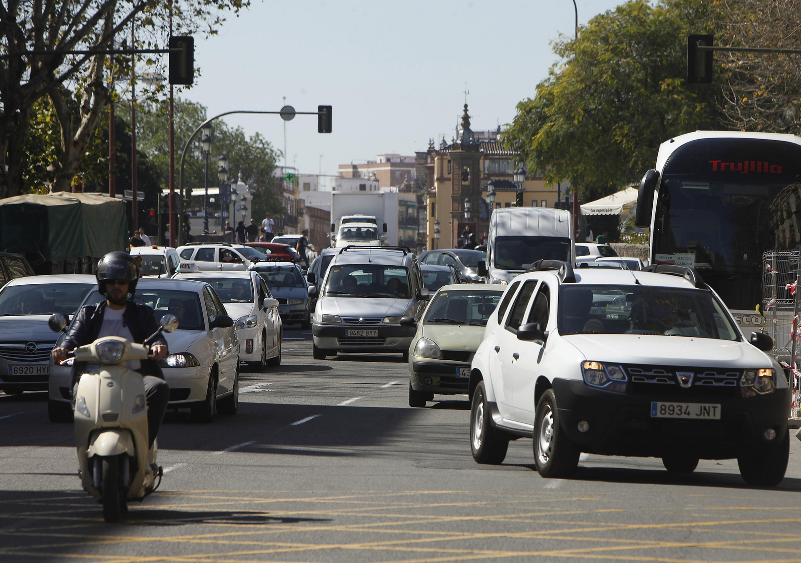 Colas de vehículos en los accesos al centro, un distrito que necesita con urgencia una regulación.