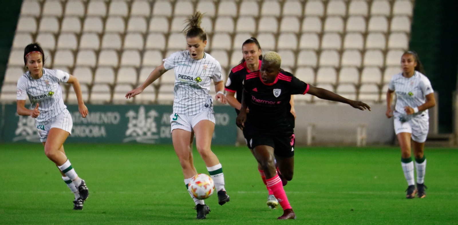 María Barquero controla el balón en el partido del Córdoba Femenino ante el Madrid CFF.