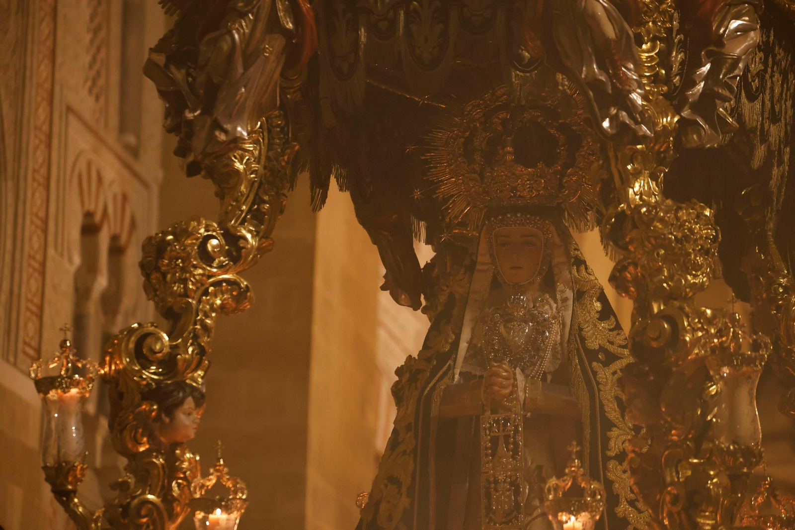 Ánimas celebra el 50 aniversario de la Virgen de las Tristezas por las calles de Córdoba