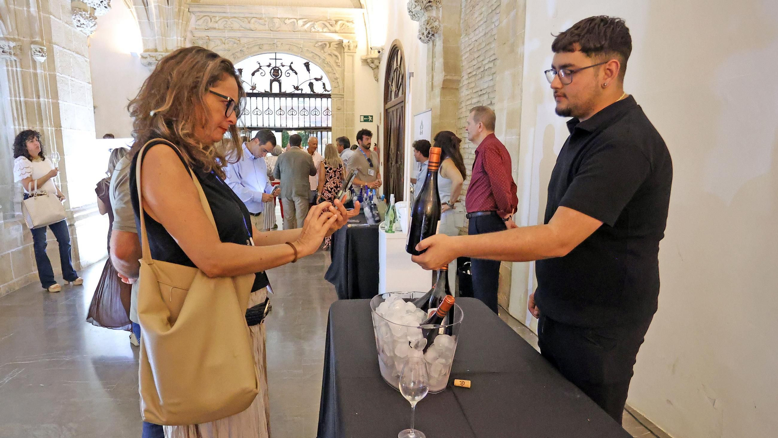 Inauguración de 'Entre Vinos Tintos y Blancos' en Jerez