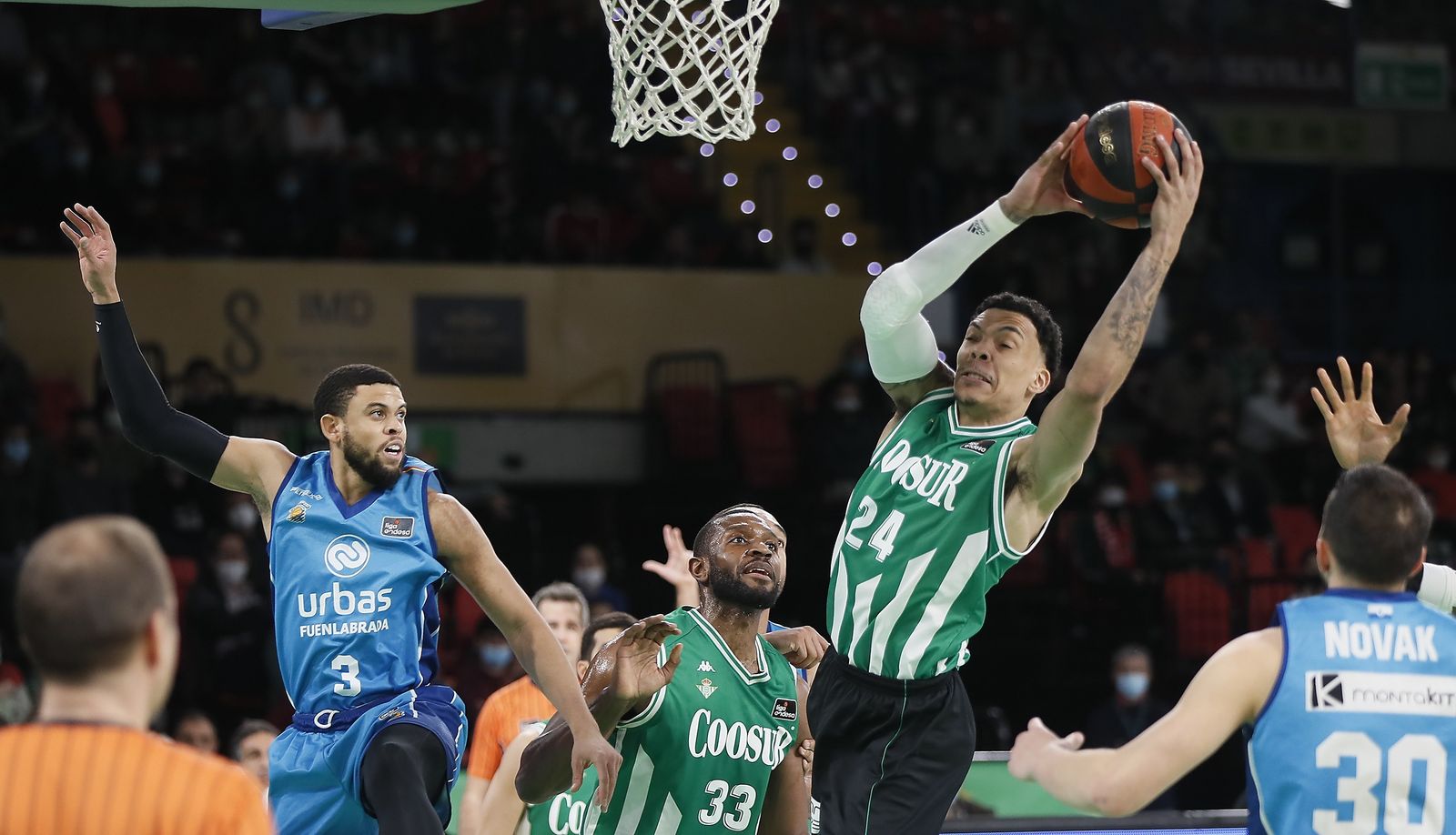 Jacob Wiley se impone para capturar un rebote.