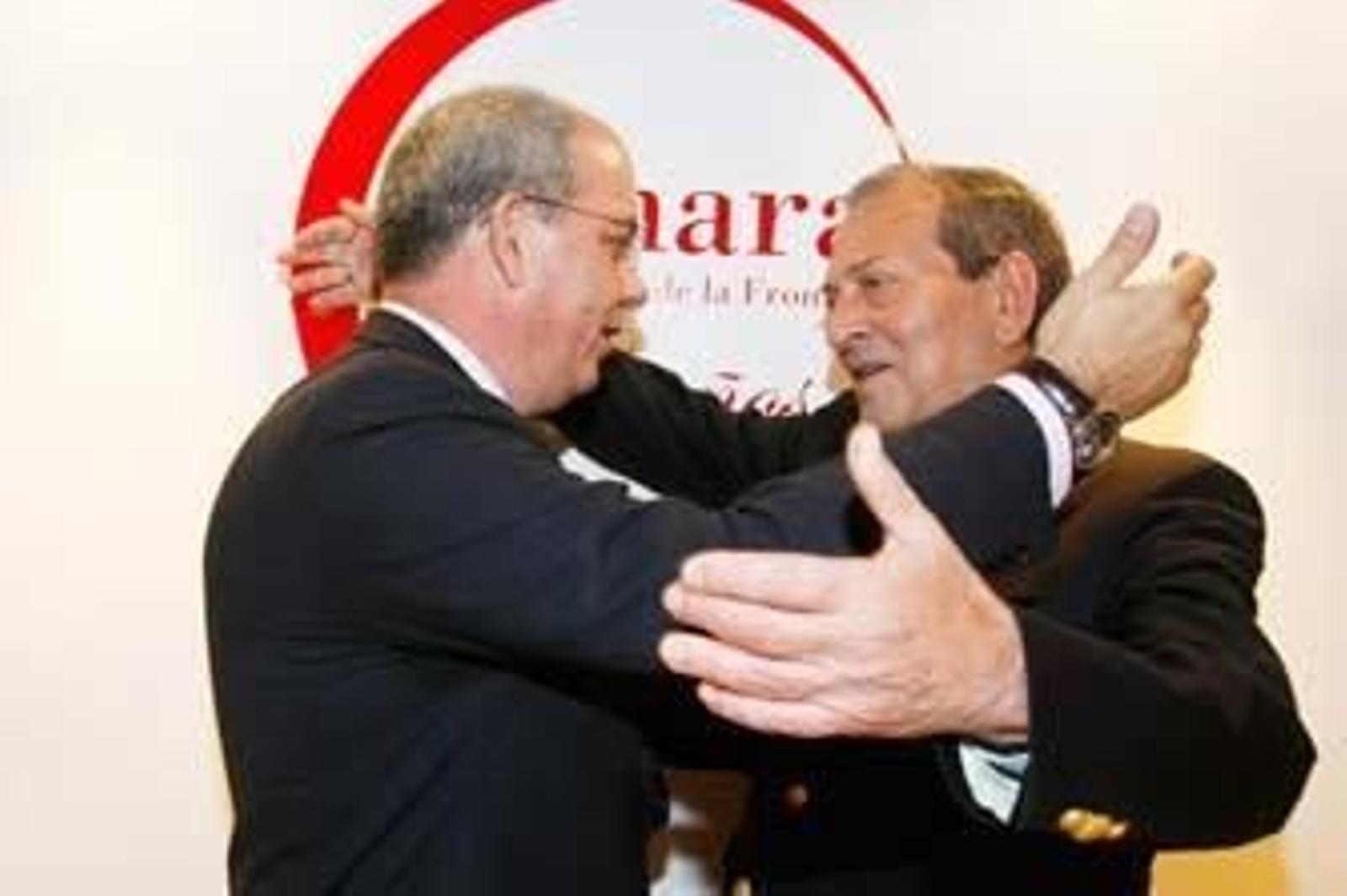 Javier Sánchez Rojas y Jesús Medina se abrazan ayer en la Cámara. /Pascual Javier Sánchez Rojas y Jesús Medina se abrazan ayer en la Cámara. /Pascual