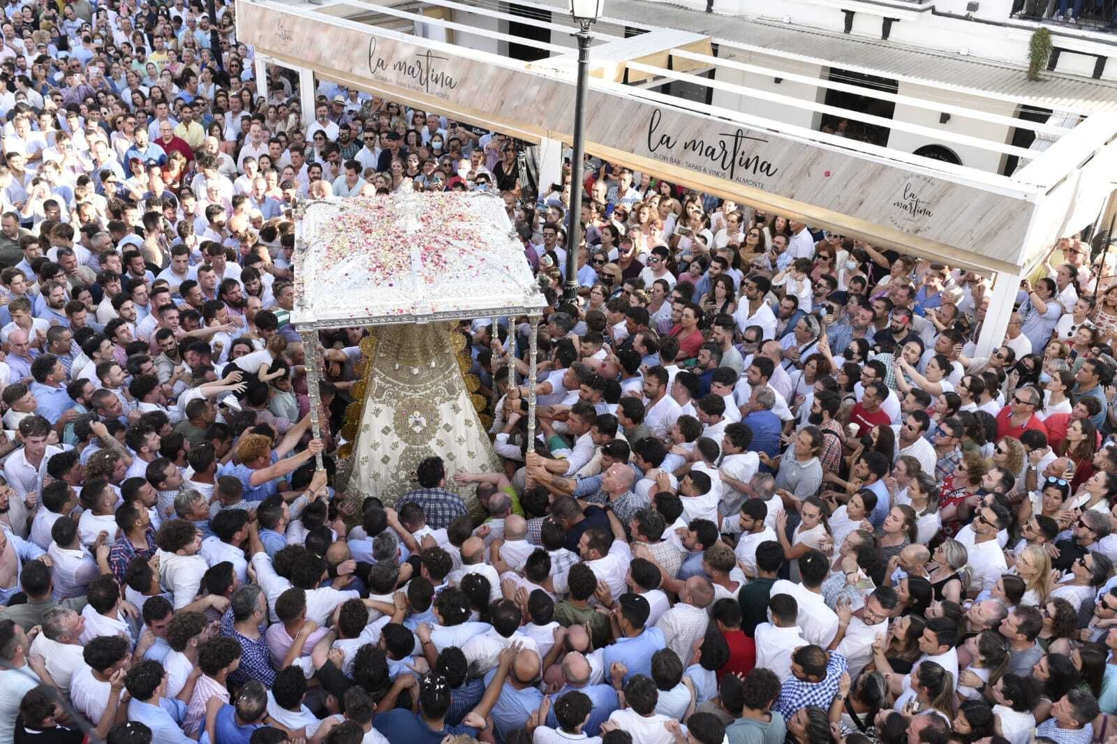 La Virgen del Rocío regresa a la iglesia tras 13 horas de procesión, en imágenes
