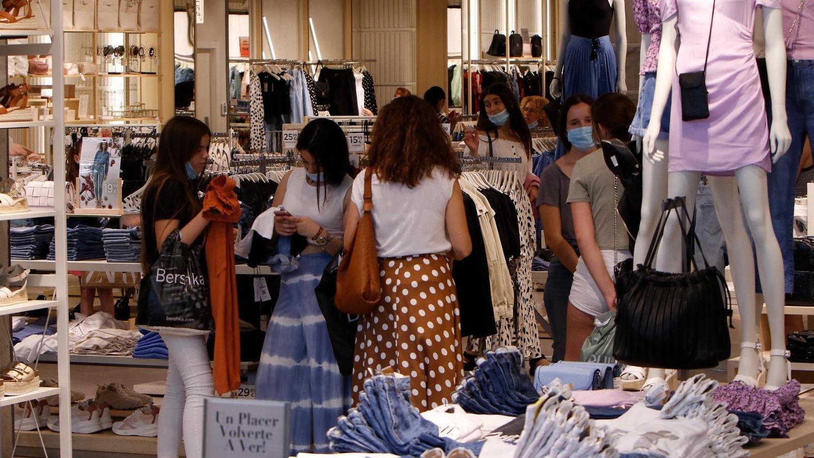 Compras en una de las tiendas de ropa de Lagoh, este lunes.
