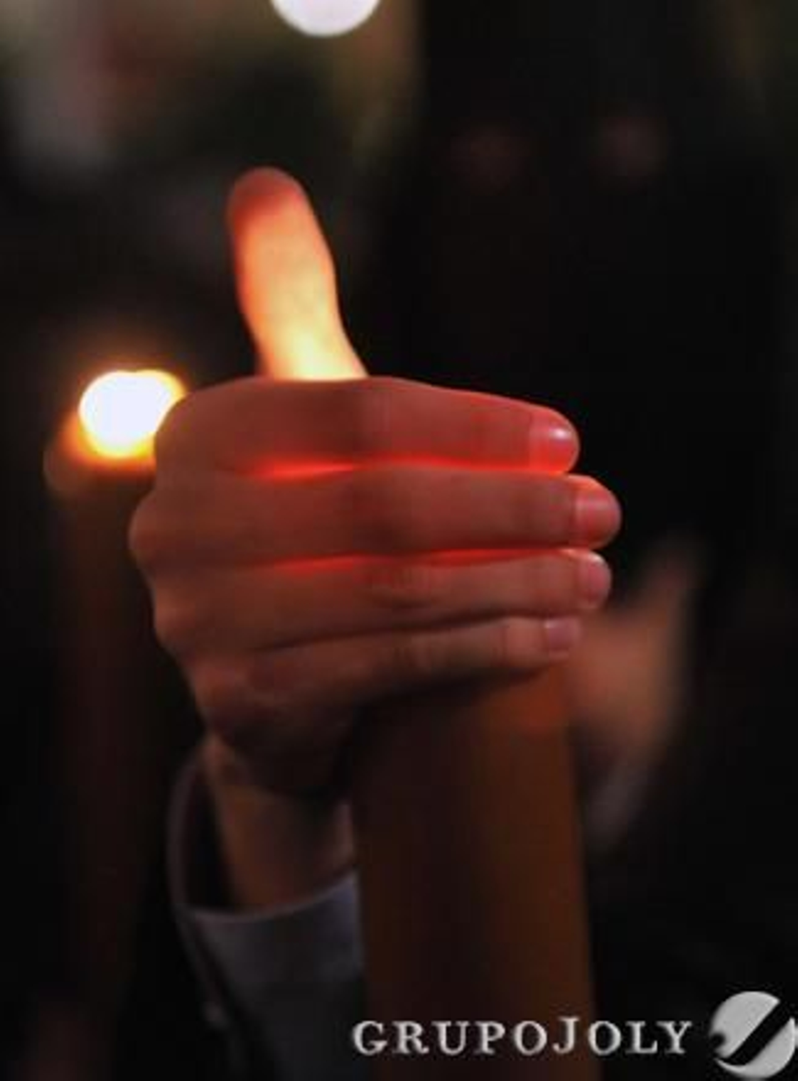 Detalle del encencido de cirios.

Foto: Juan Carlos Vazquez