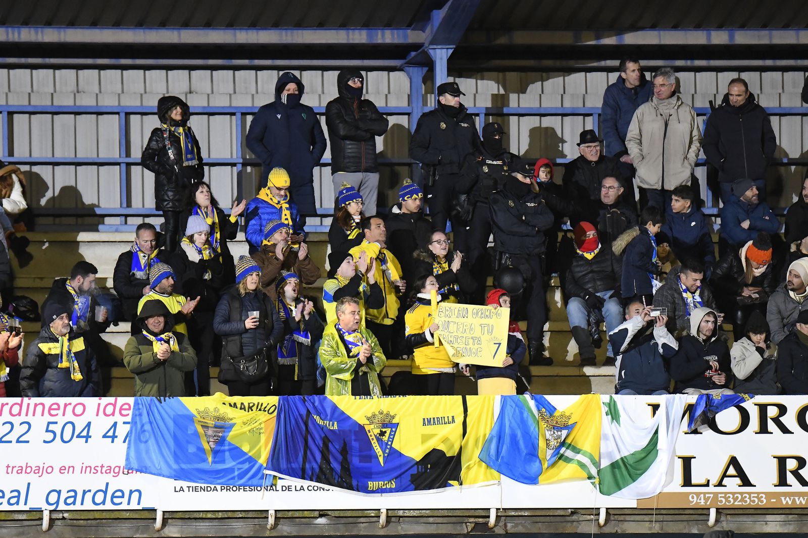 Aficionados del Cádiz CF en el Municipal Juan Carlos Higuero.