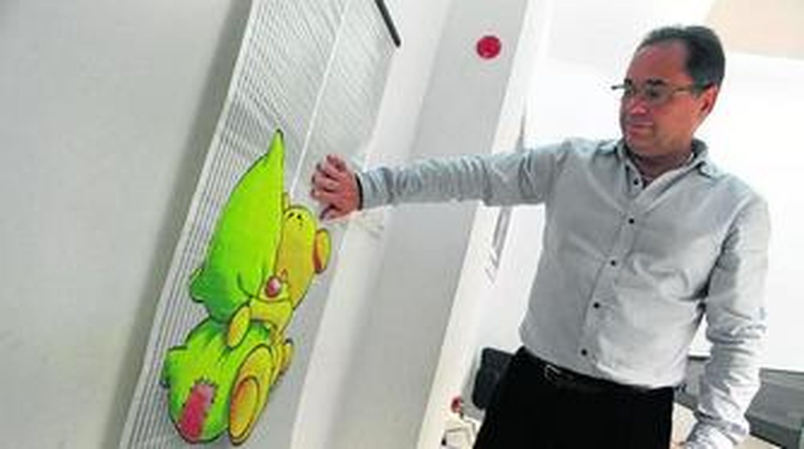 Luis Fernández Santos, en su joyería de Cádiz, con el póster calefactor que compró hace más de un año.